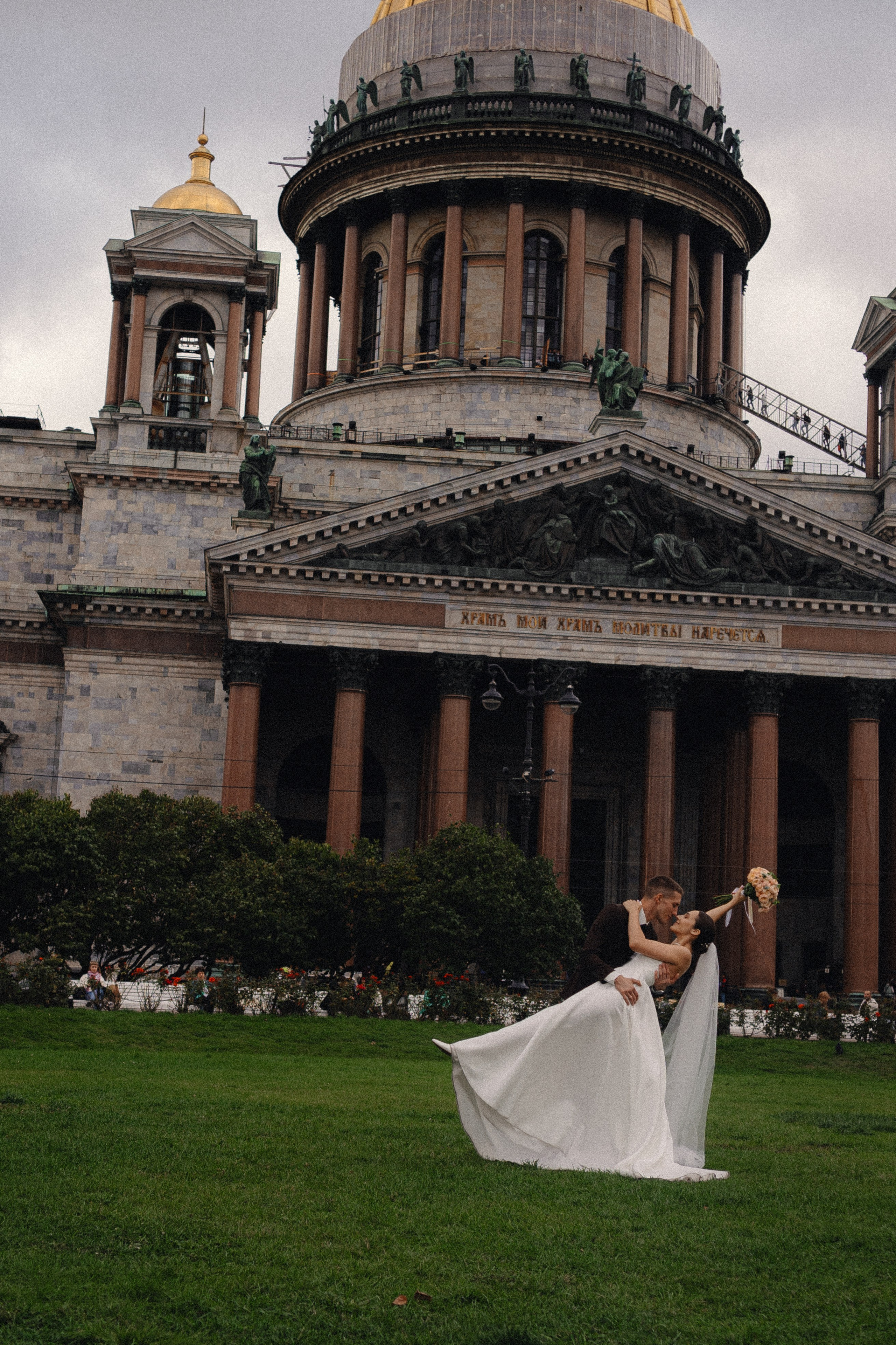 СВАДЕБНАЯ ПРОГУЛКА В САНТК-ПЕТЕРБУРГЕ (ИСАКИЕВСКИЙ СОБОР, ЗИМНЯЯ КАНАВКА, ЭРМИТАЖ И БОЛЬШАЯ МОРСКАЯ УЛИЦА). Профессиональный фотограф, Санкт-Петербург — Виктория Богомолова
