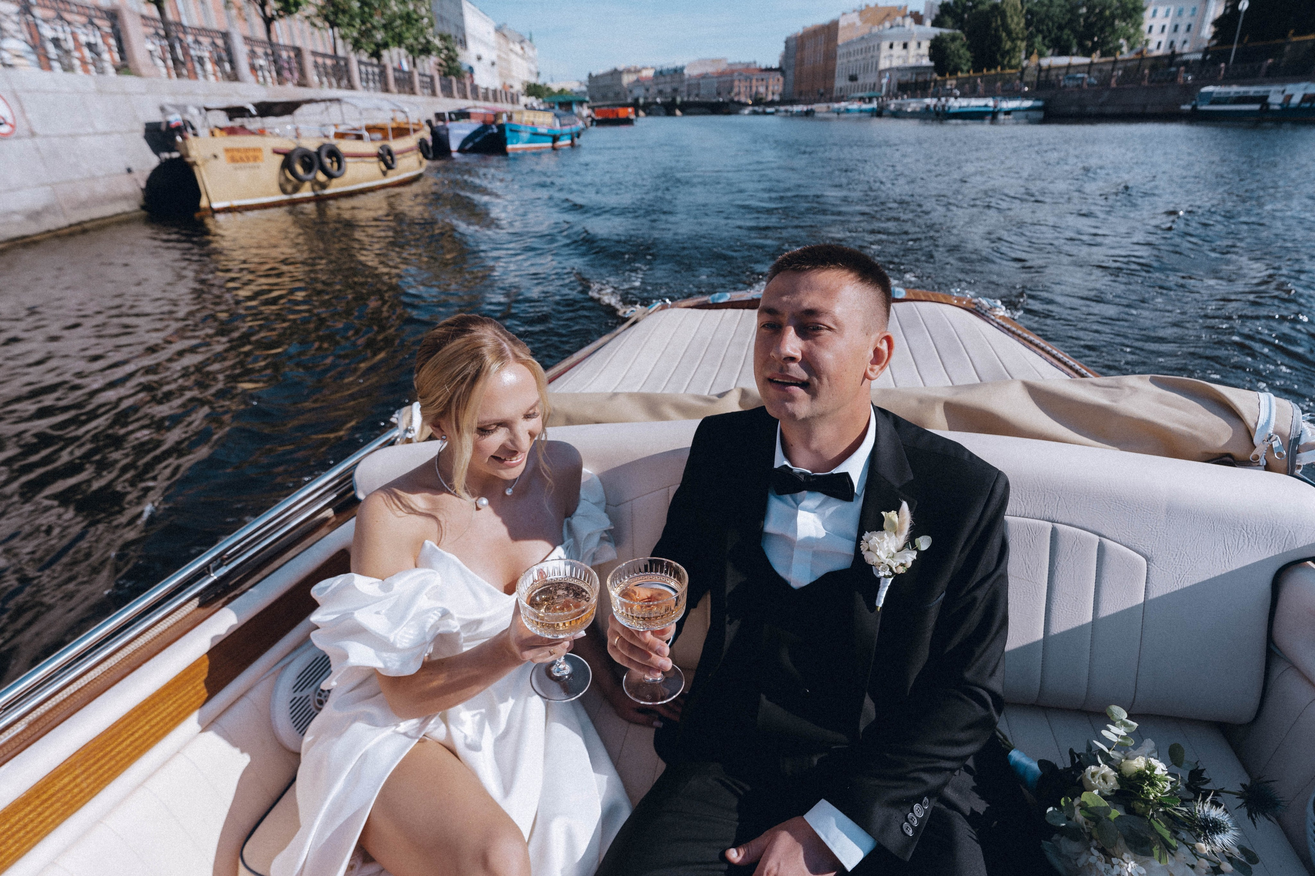 СВАДЕНБНАЯ СЬЕМКА НА КАТЕРЕ ПО КАНАЛАМ САНКТ-ПЕТЕРБУРГА И В АКВАТОРИИ НЕВЫ. Профессиональный фотограф, Санкт-Петербург — Виктория Богомолова