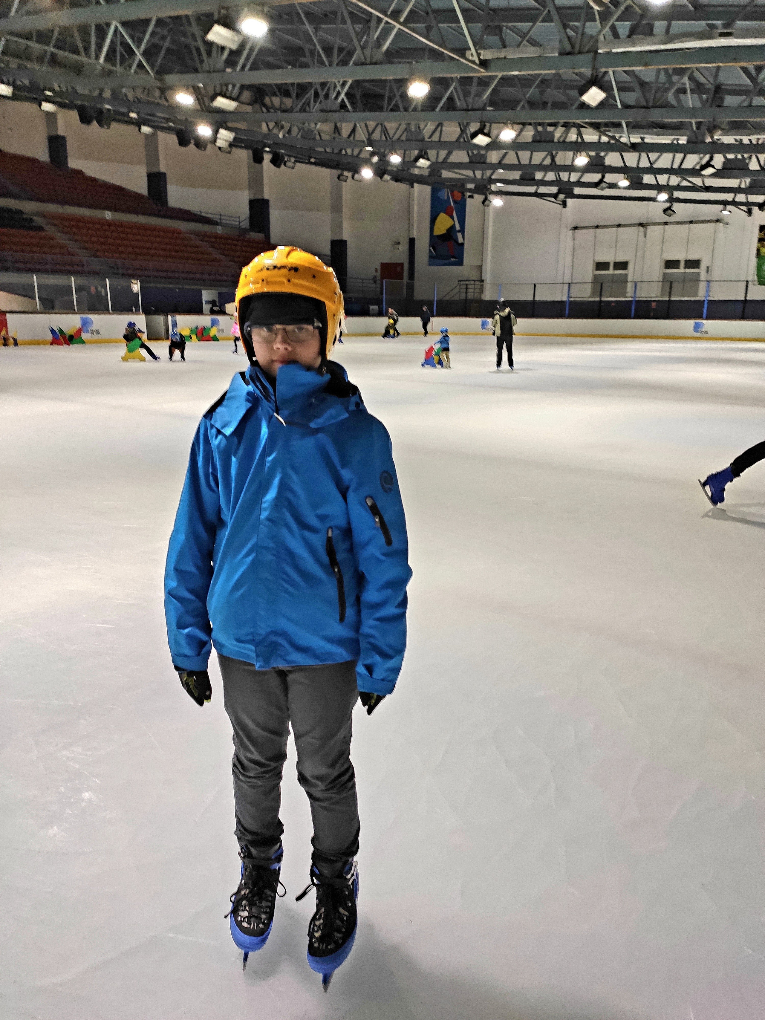 Добрались и до катка. За стеной - бассейн. И это небольшой город в маленькой стране.