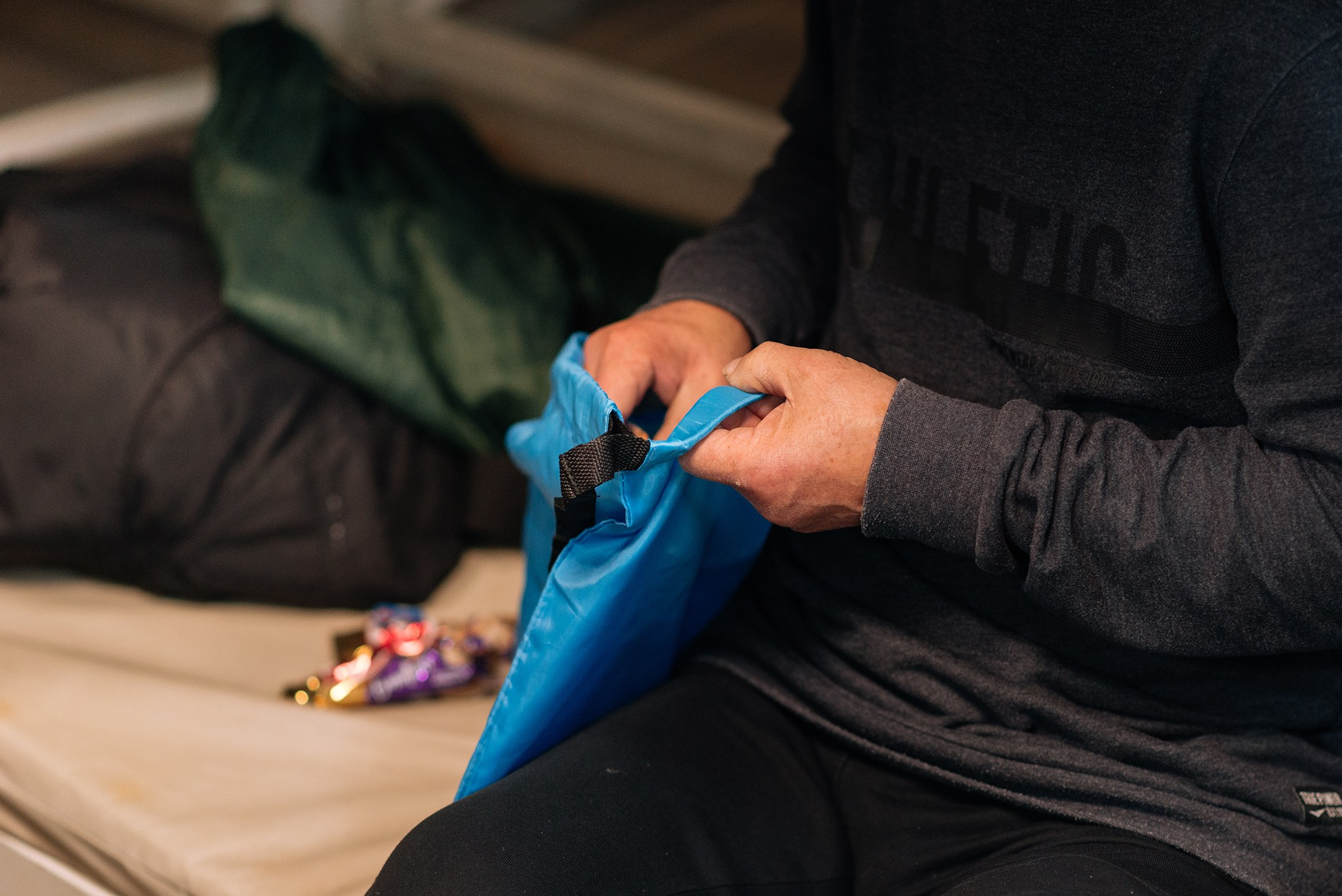 Выдача подарков в Пункте обогрева и Ночном приюте. Репортажный фотограф в Санкт-Петербурге Анастасия Клёпова