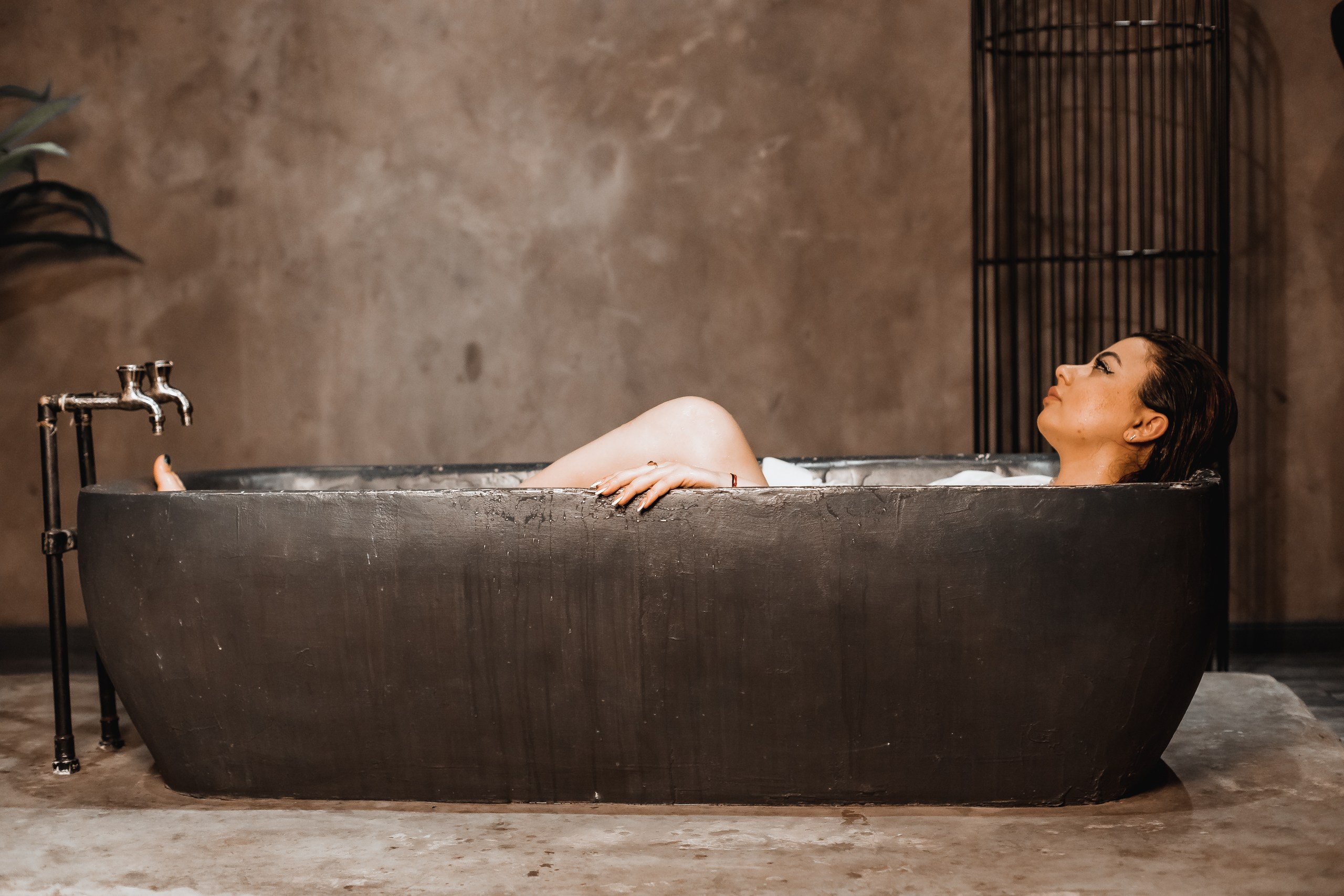 Будуарная фотосессия в студии с ванной — эксклюзивные моменты роскоши и женственности. Свадебный фотограф в Москве