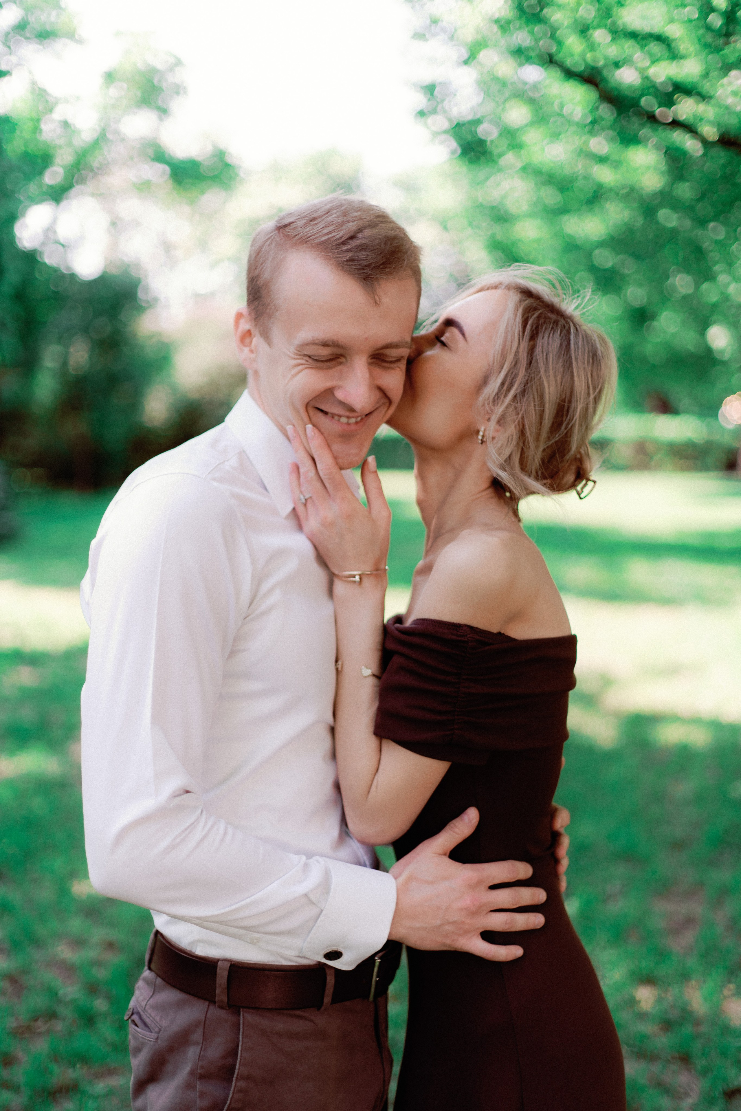 Весеняя лавстори прогулка в парке в Москве, фотограф в Москве