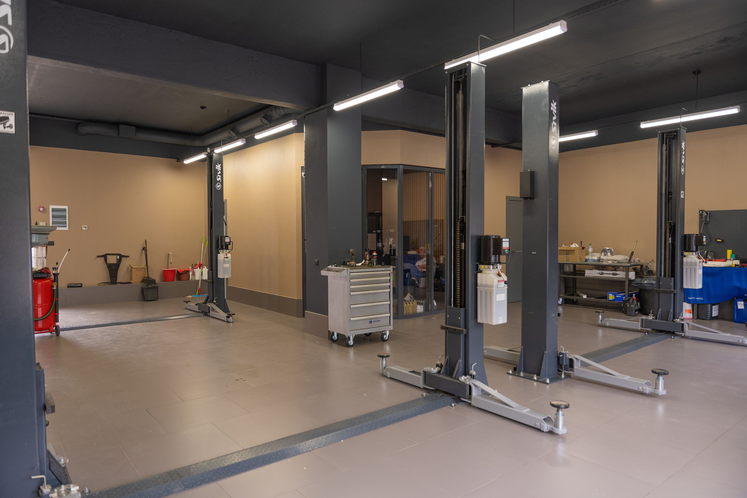 Интерьерная фотосъемка автосалона Elrus в Краснодаре. Zeekr, LiXiang Профессиональная фотосъемка интерьера премиум-автосалона в Краснодаре. Шедевры для Вас! Фотограф и Видеограф в Краснодаре Пахиев Руслан