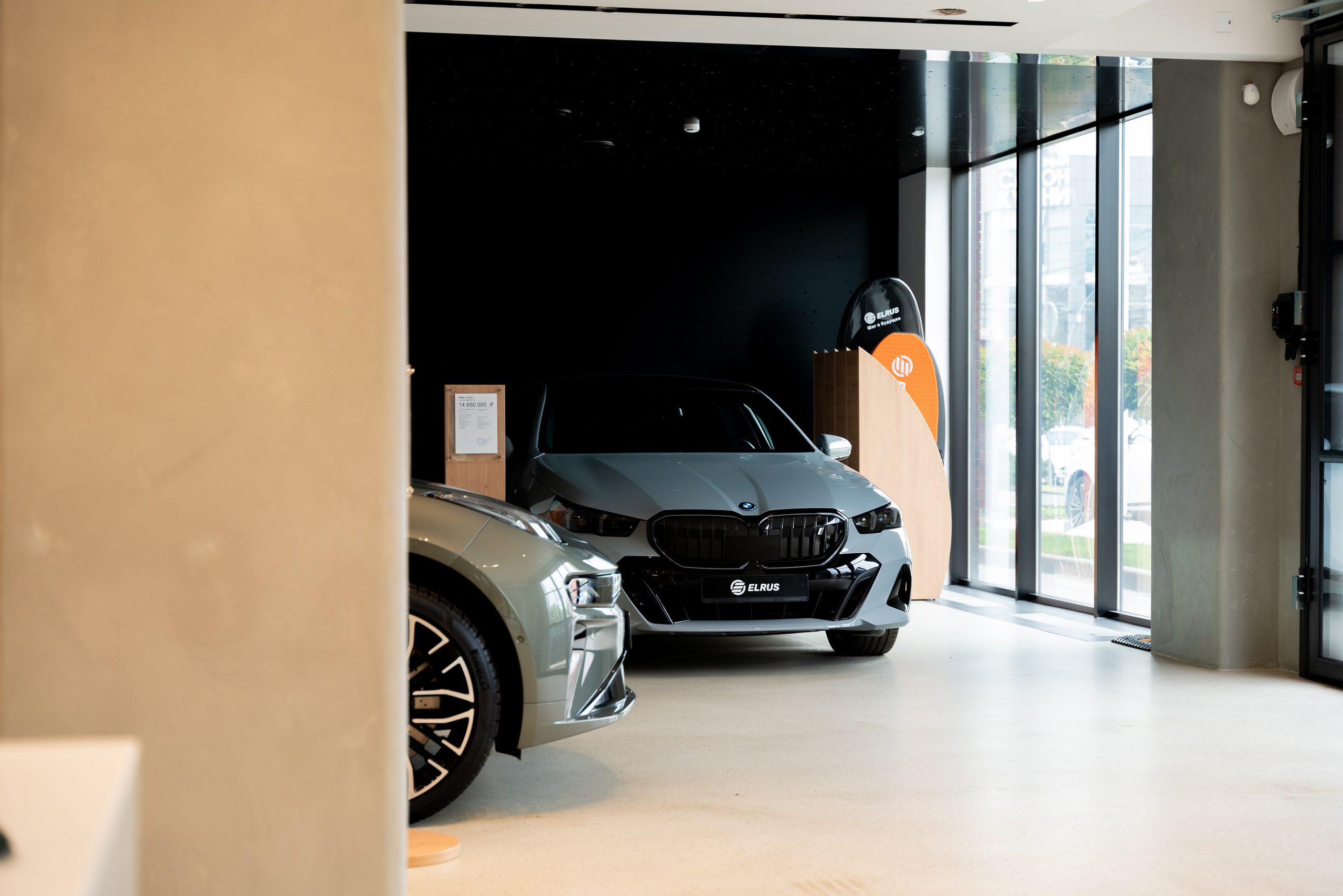 Интерьерная фотосъемка автосалона Elrus в Краснодаре. Zeekr, LiXiang Профессиональная фотосъемка интерьера премиум-автосалона в Краснодаре. Шедевры для Вас! Фотограф и Видеограф в Краснодаре Пахиев Руслан