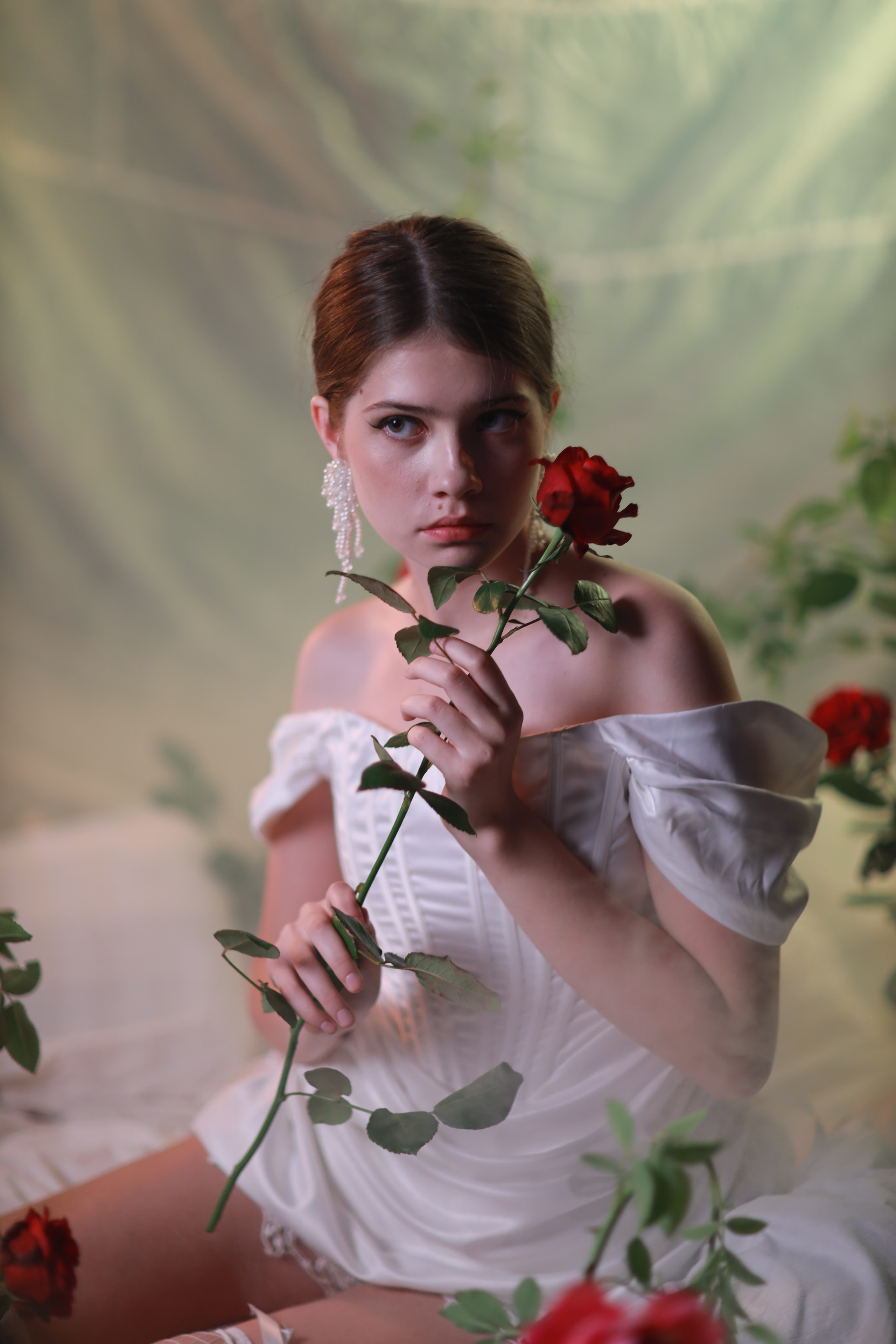 Розы и белое платье. Съемка в студии под ваш запрос, студийные съемки, фотографии архитектурных объектов — Александр Евстигнеев — фотограф Москва