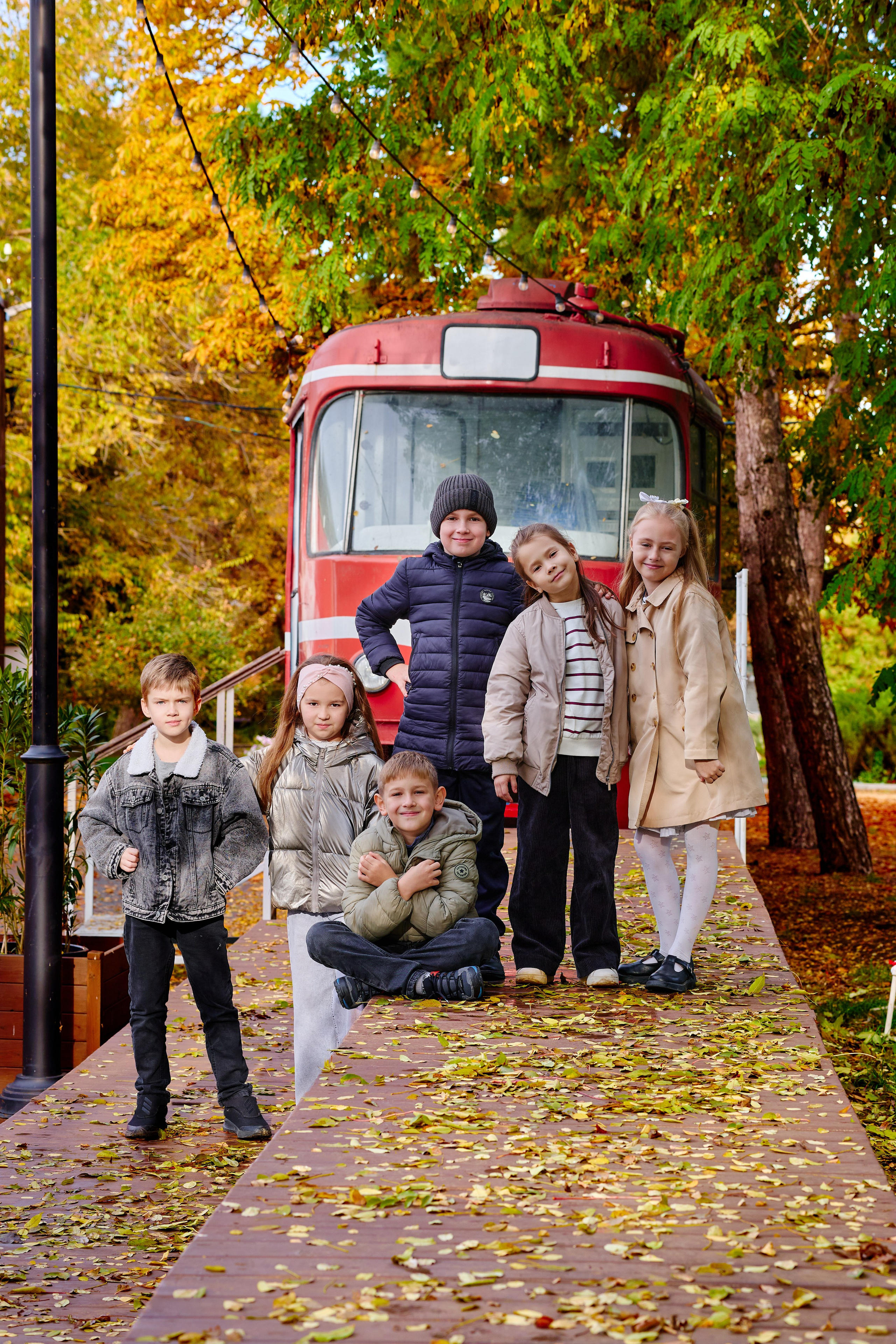 Прогулка в парке классом. Фотограф Выпускные альбомы Таганрог Сергей Коробченко