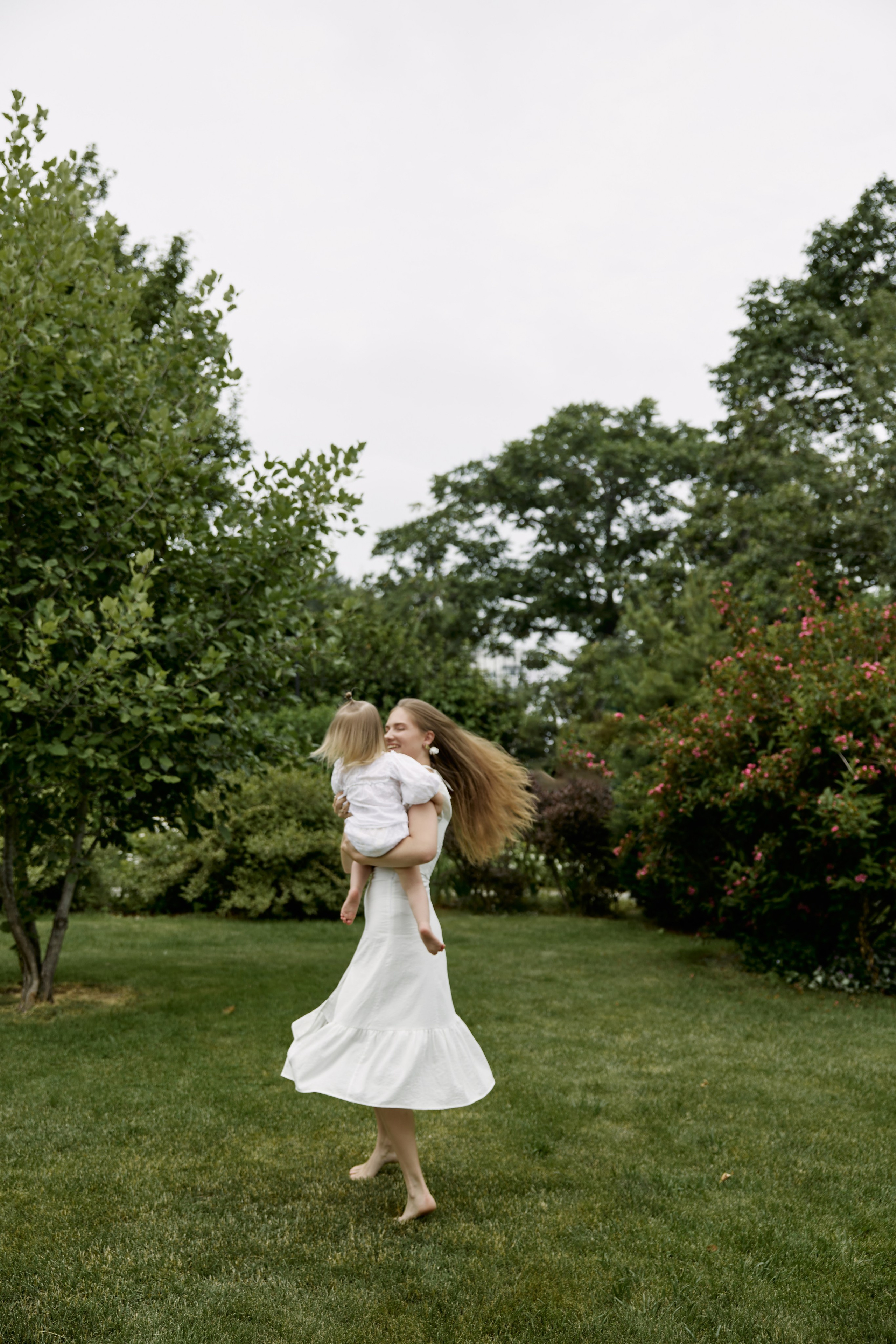Прогулка в саду. Семейный фотограф и фотограф беременности во Владивостоке