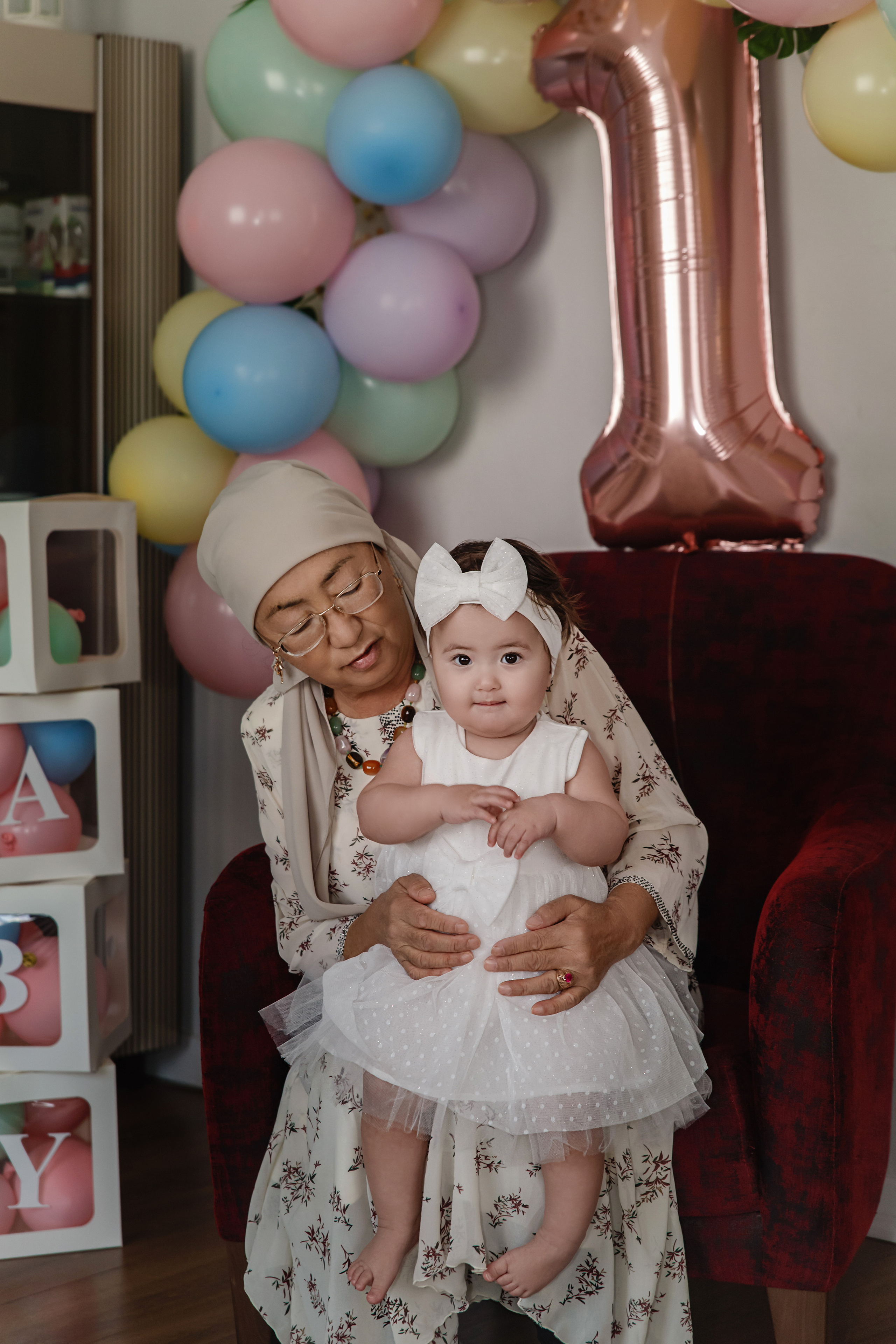 Lifestyle photo session for 1 year of birth. Professional family and children’s photographer in Izmir Irina Eron