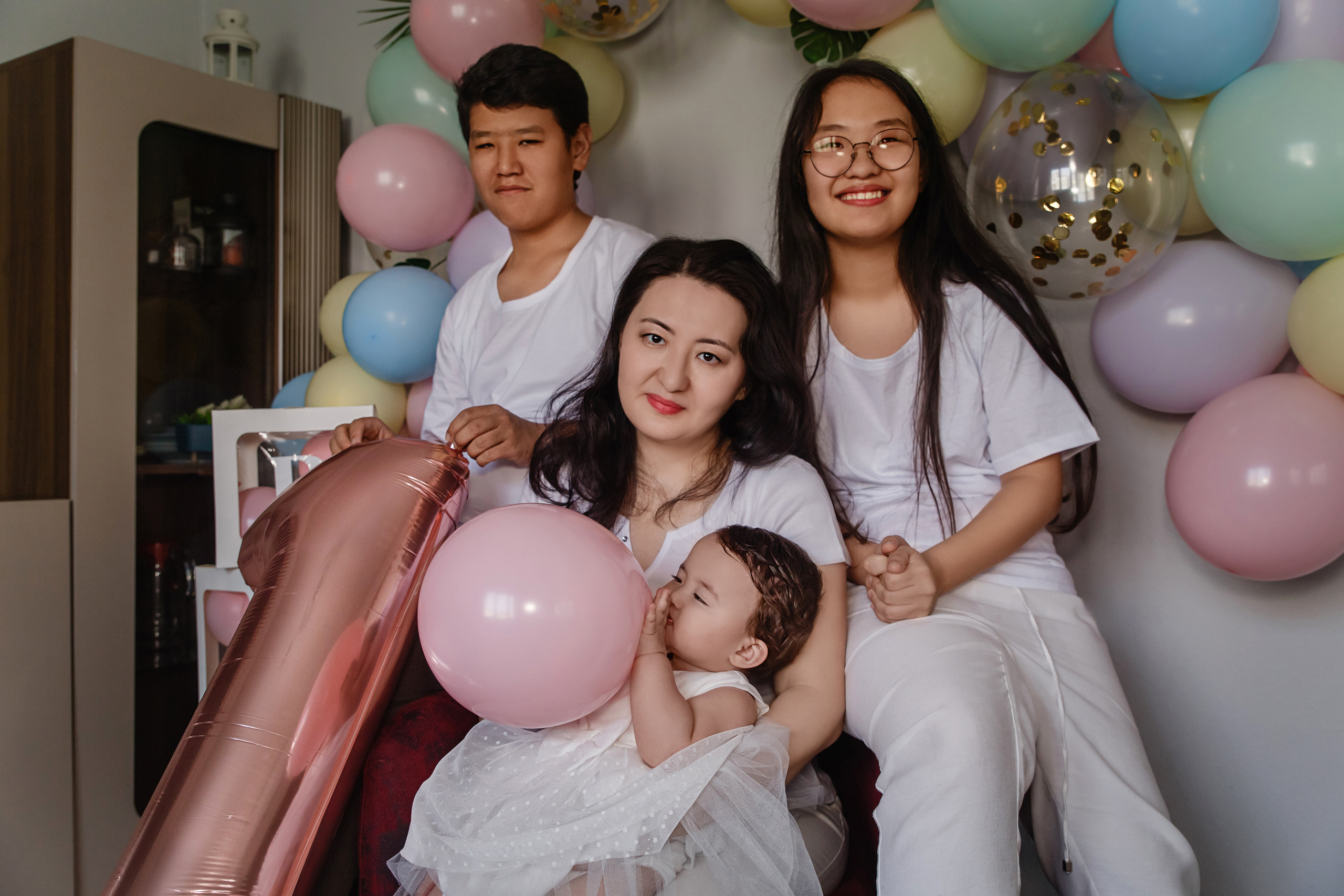 Lifestyle photo session for 1 year of birth. Professional family and children’s photographer in Izmir Irina Eron