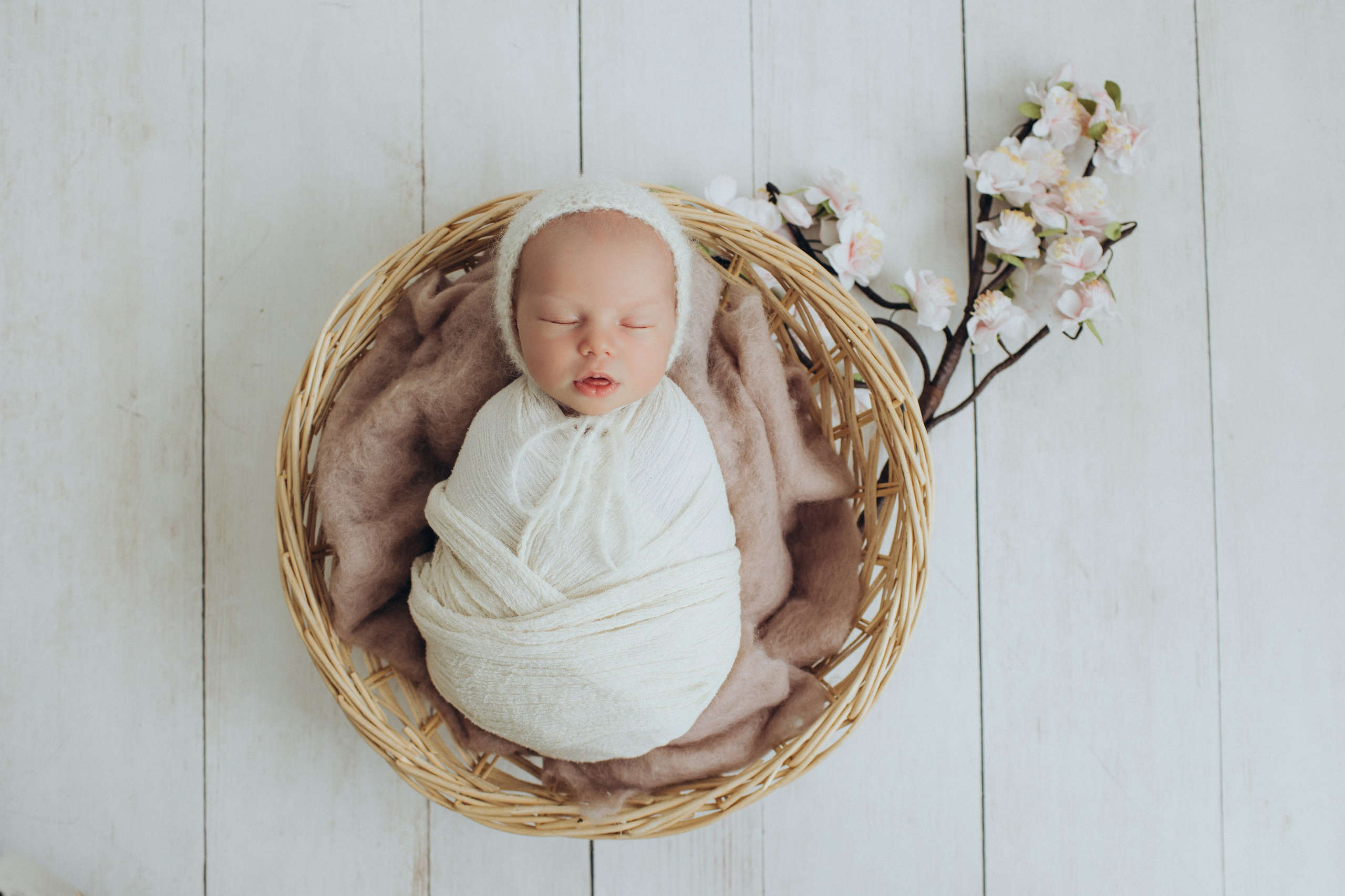 Newborn (фотосессия новорожденных). Фотостудия для новорожденных и малышей в Твери — На ручки