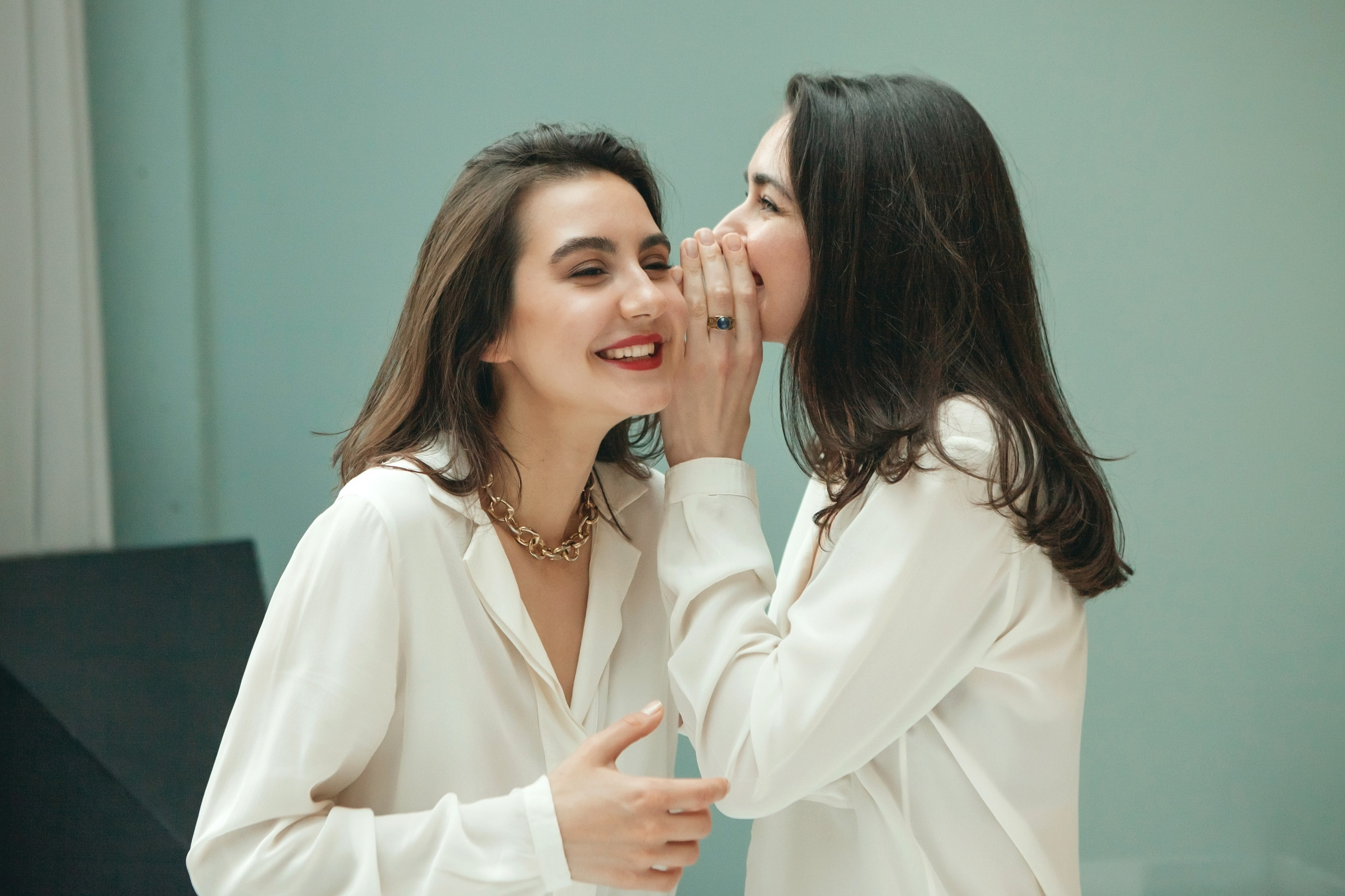 девочки в белых рубашках сплетничают и улыбаются