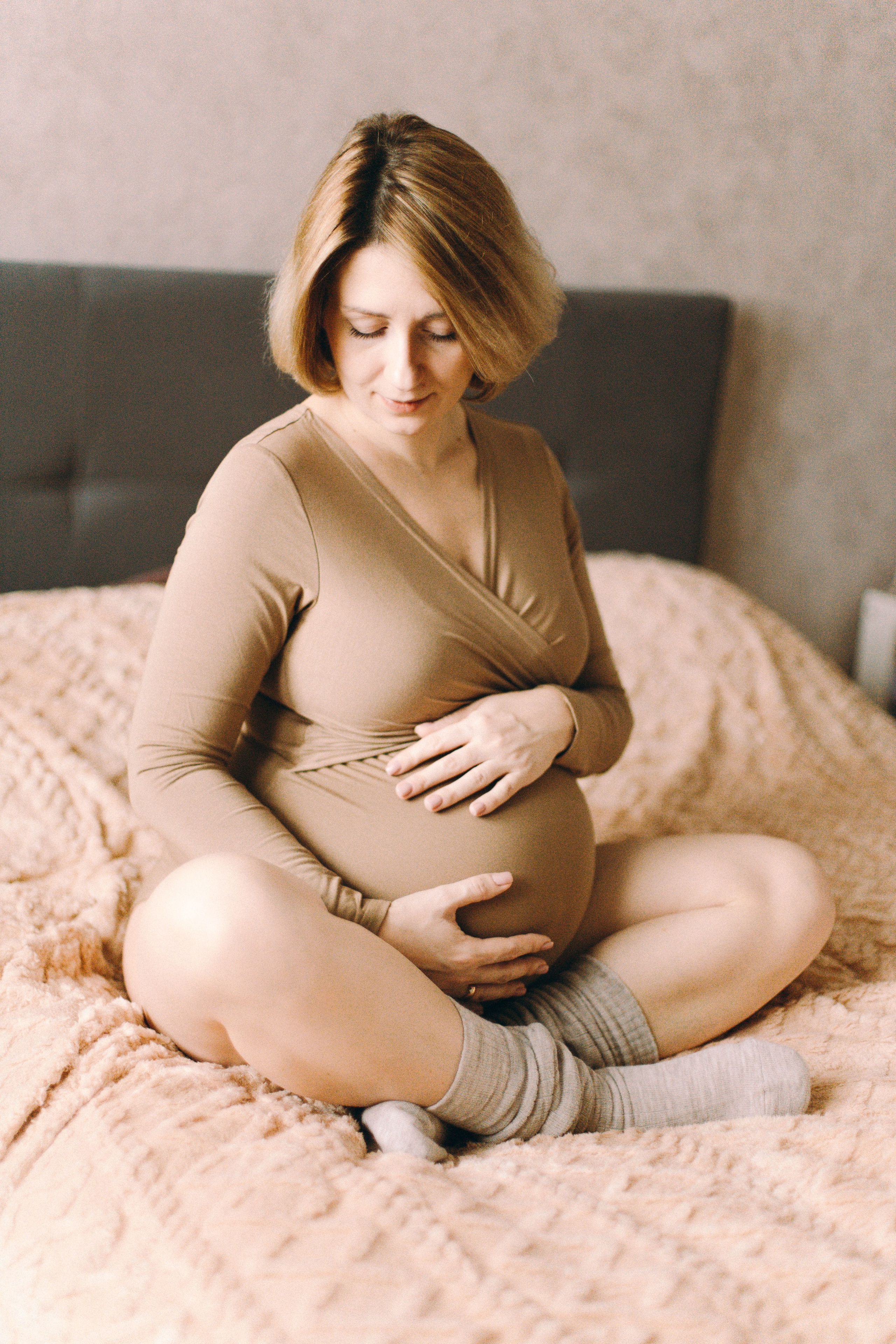 Домашняя съёмка беременности, фотосессия беременной девушки дома, беременная девушка в коричневом боди