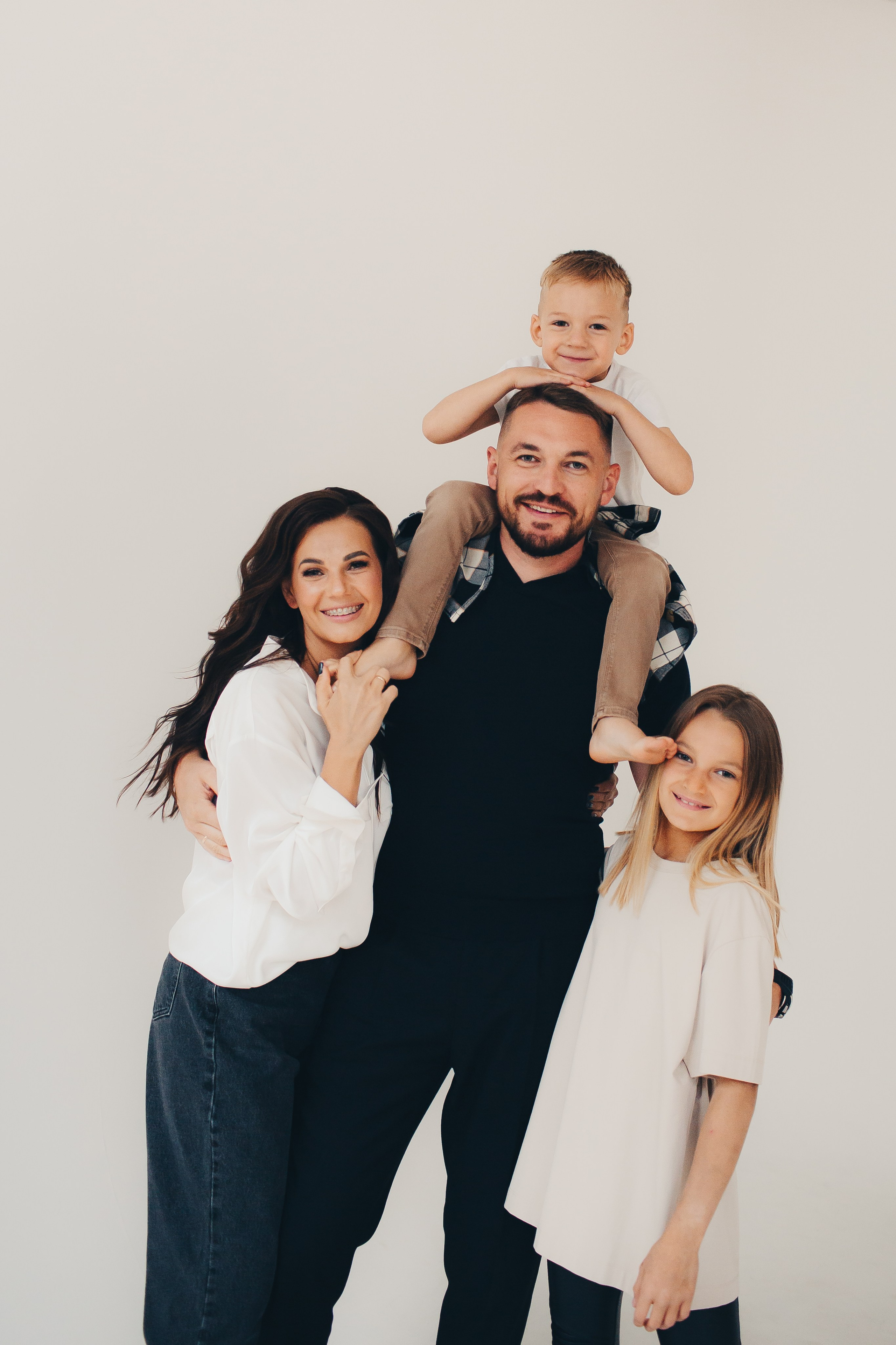 Семейная съёмка на белом фоне. Фотограф Евгения Мальцева, Архангельск