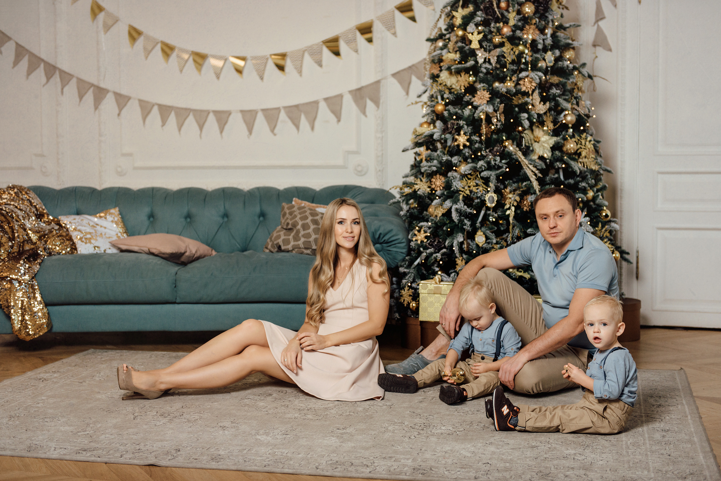 Новогодняя семейная фотосессия в студии Skypoint. Свадебный фотограф в Санкт-Петербурге Венера Ахметова