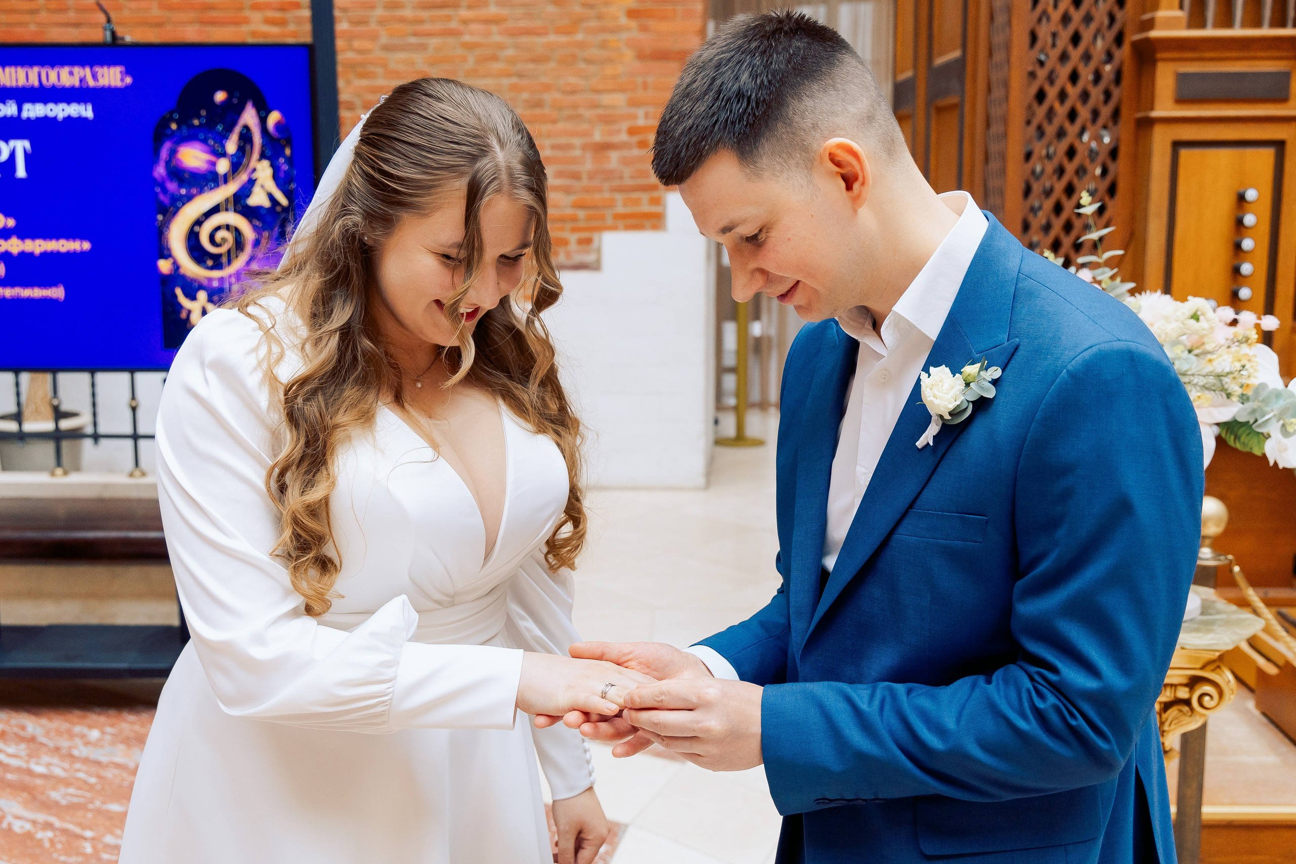 одевает кольцо