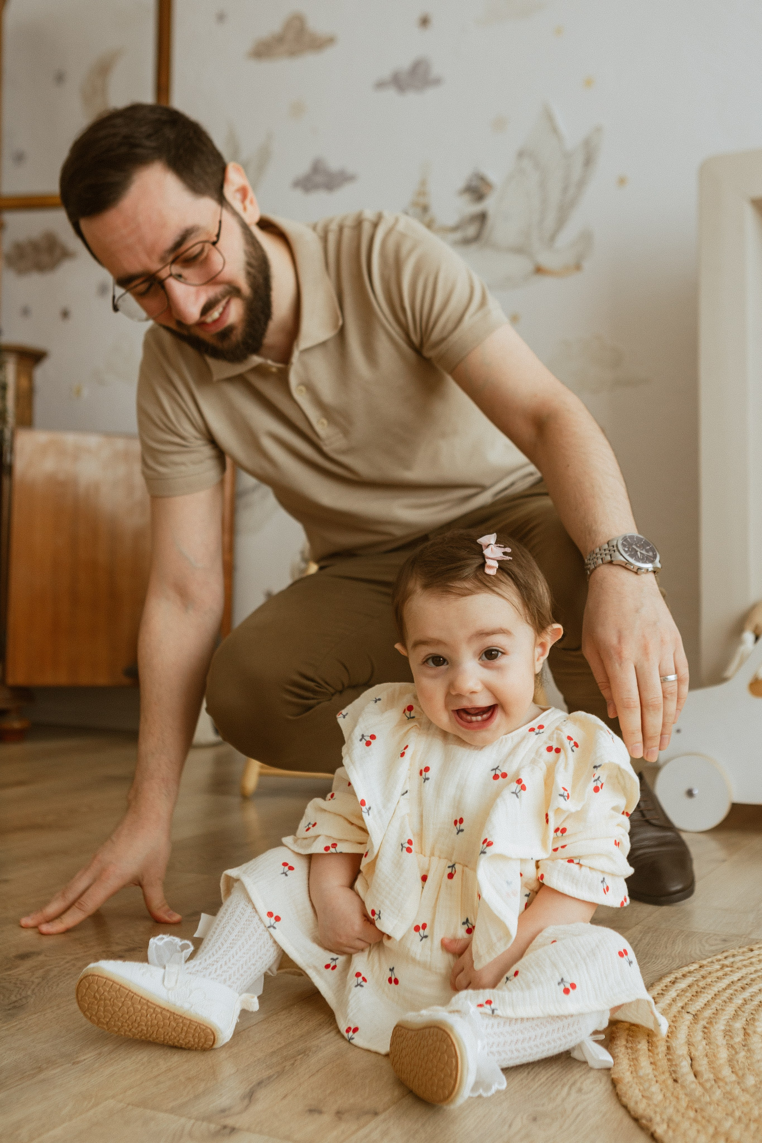 фотосессия на день рожденья ребенка, ребенку 1 год, семейная фотосессия в студии, фото папы и дочки, семейный фотограф в Москве