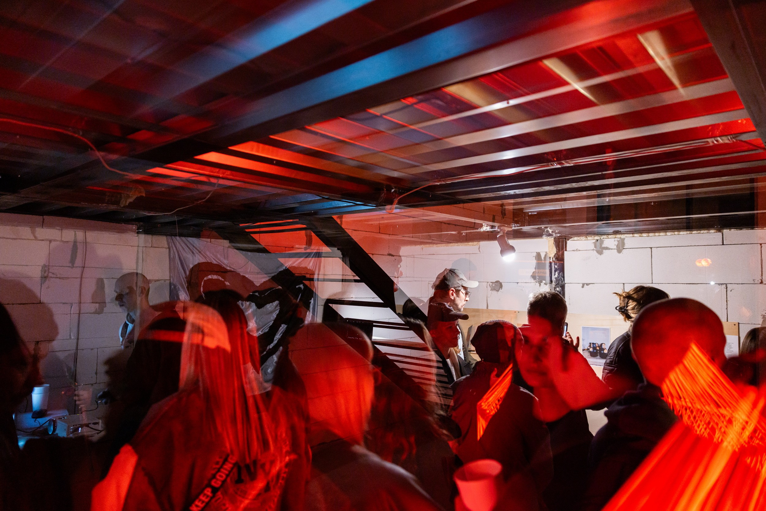 «Полуденно. Или как я провел лето» — вернисаж выставки современного искусства от Дома культуры (26 сентября 2025). Репортажный фотограф Алексей Пирязев