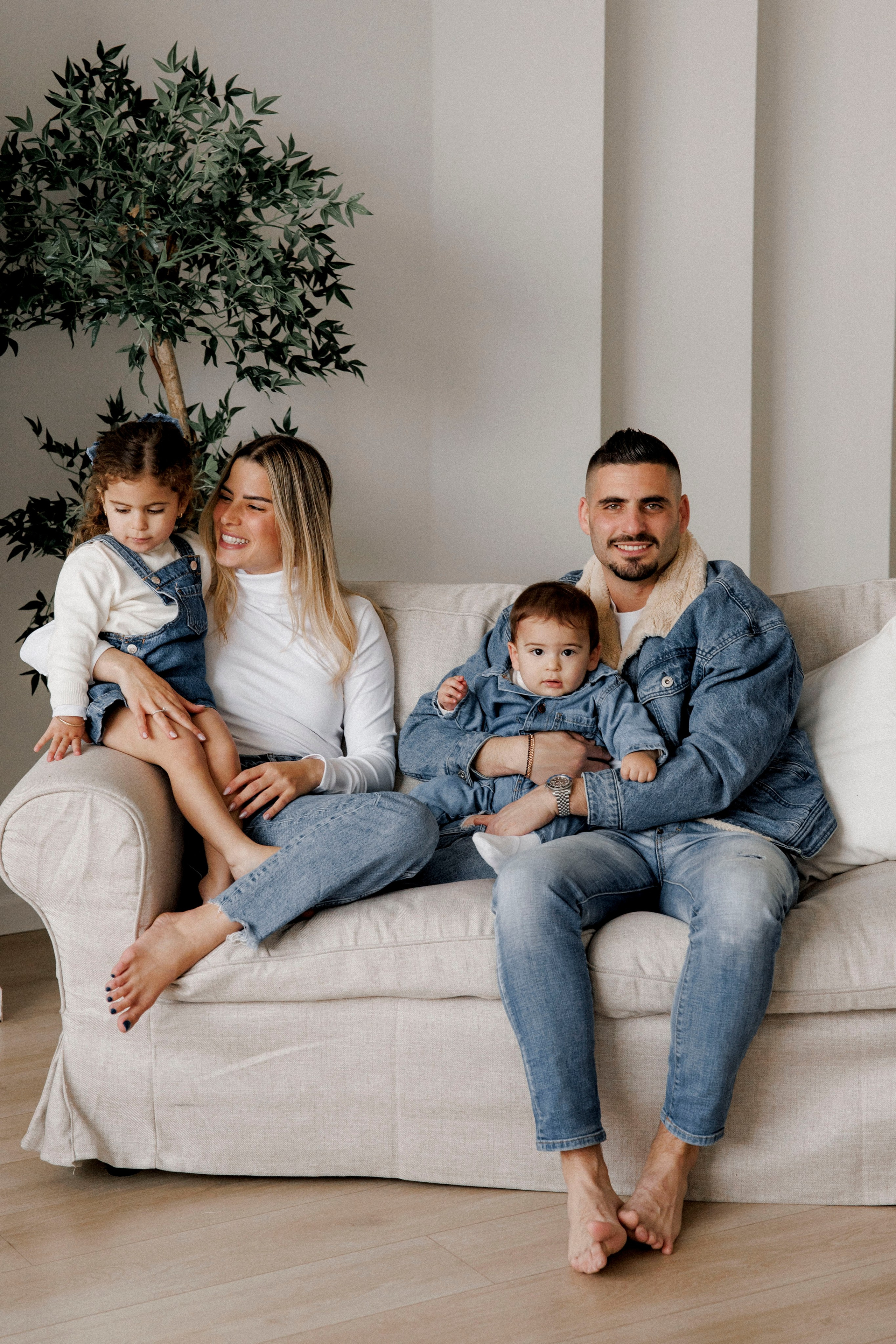 Family photoshoot in White Studio. Wedding and family photographer