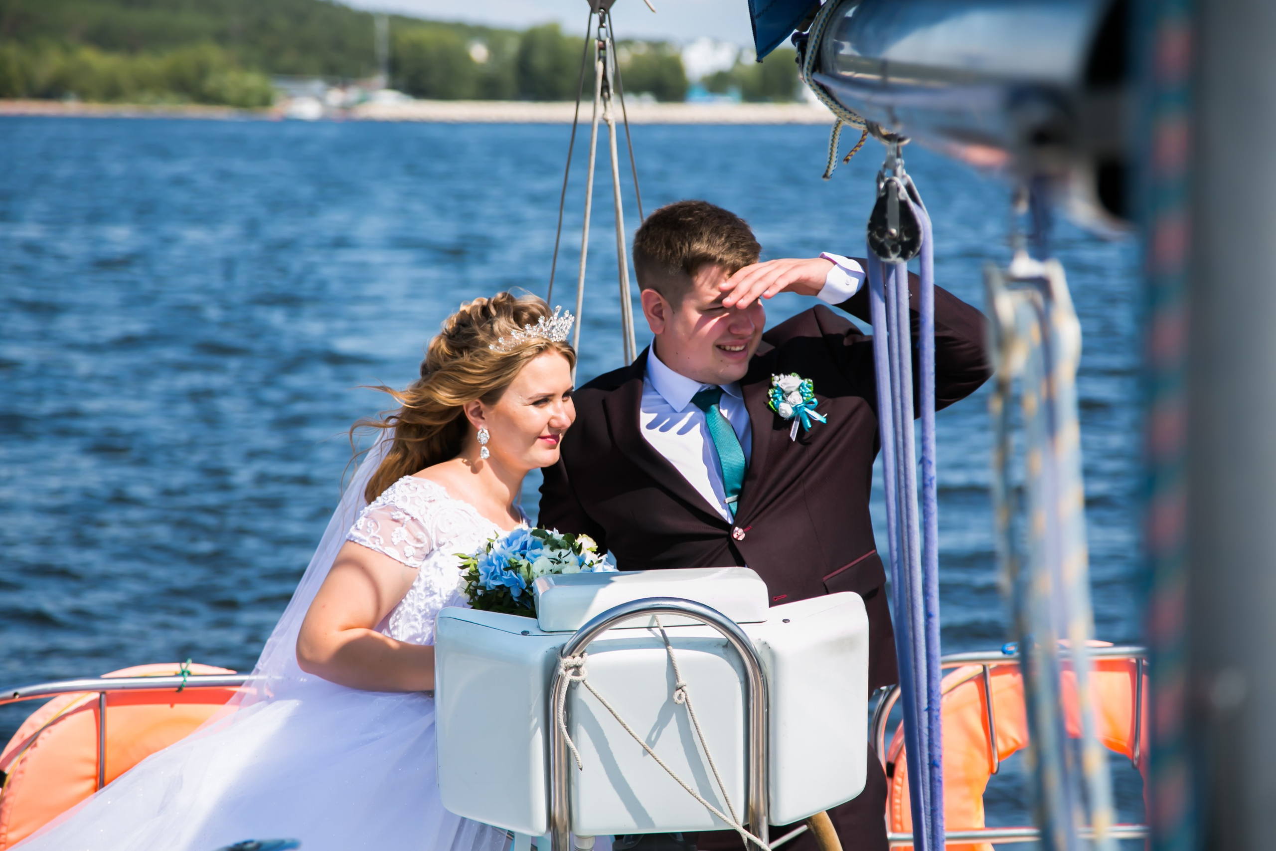 прогулка молодожен на яхте по жигулевскому морю