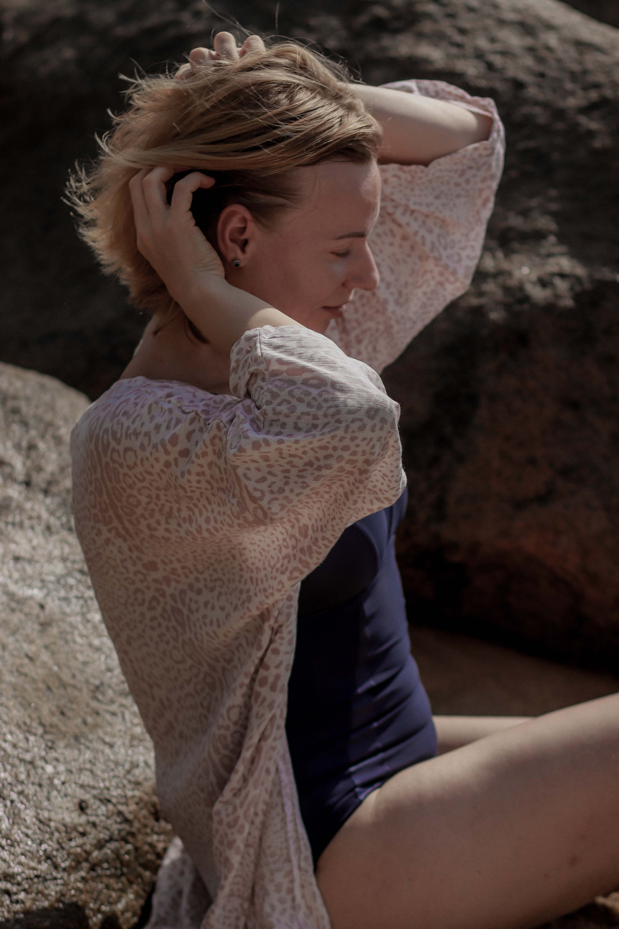 Экспресс-съемка 30 мин: девушка с серфом в воде на пляже Поттувиль Шри-Ланка. Фотограф на Шри-Ланке