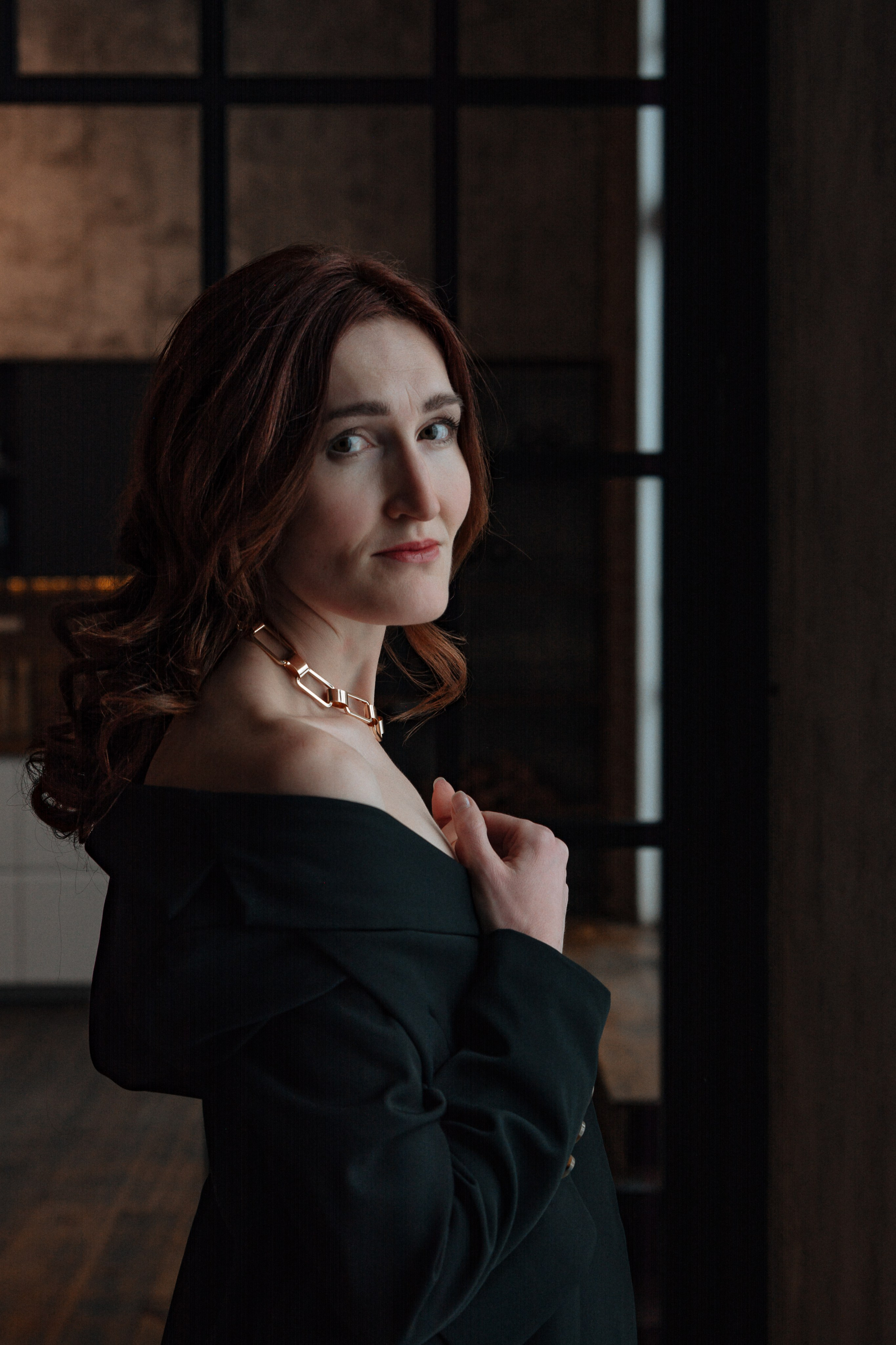 Но самое завораживающее - это ее взгляд, устремленный прямо в камеру. Девушка смотрит исподлобья с едва уловимой соблазняющей улыбкой, будто бросая вызов зрителю своей demi-mondaine чувственностью.