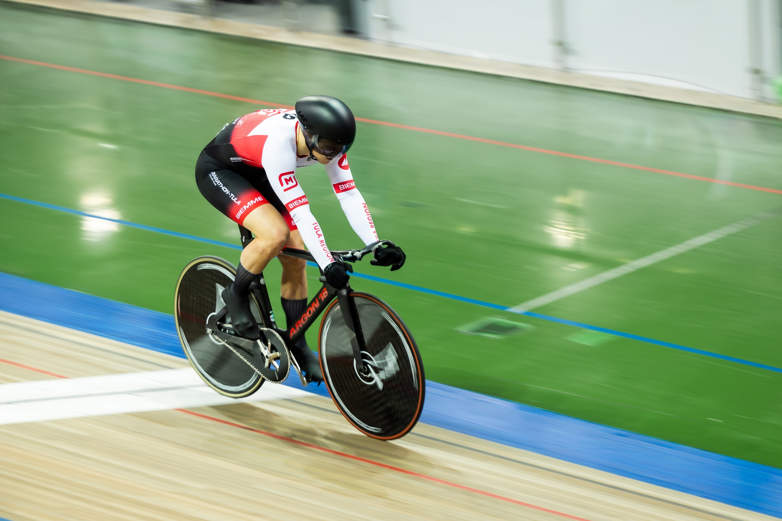 Соревнования чемпионата России, первенства России, Кубка ФВСМ по велосипедному спорту на треке в «Крылатском». Фотограф Владимир Охрименко