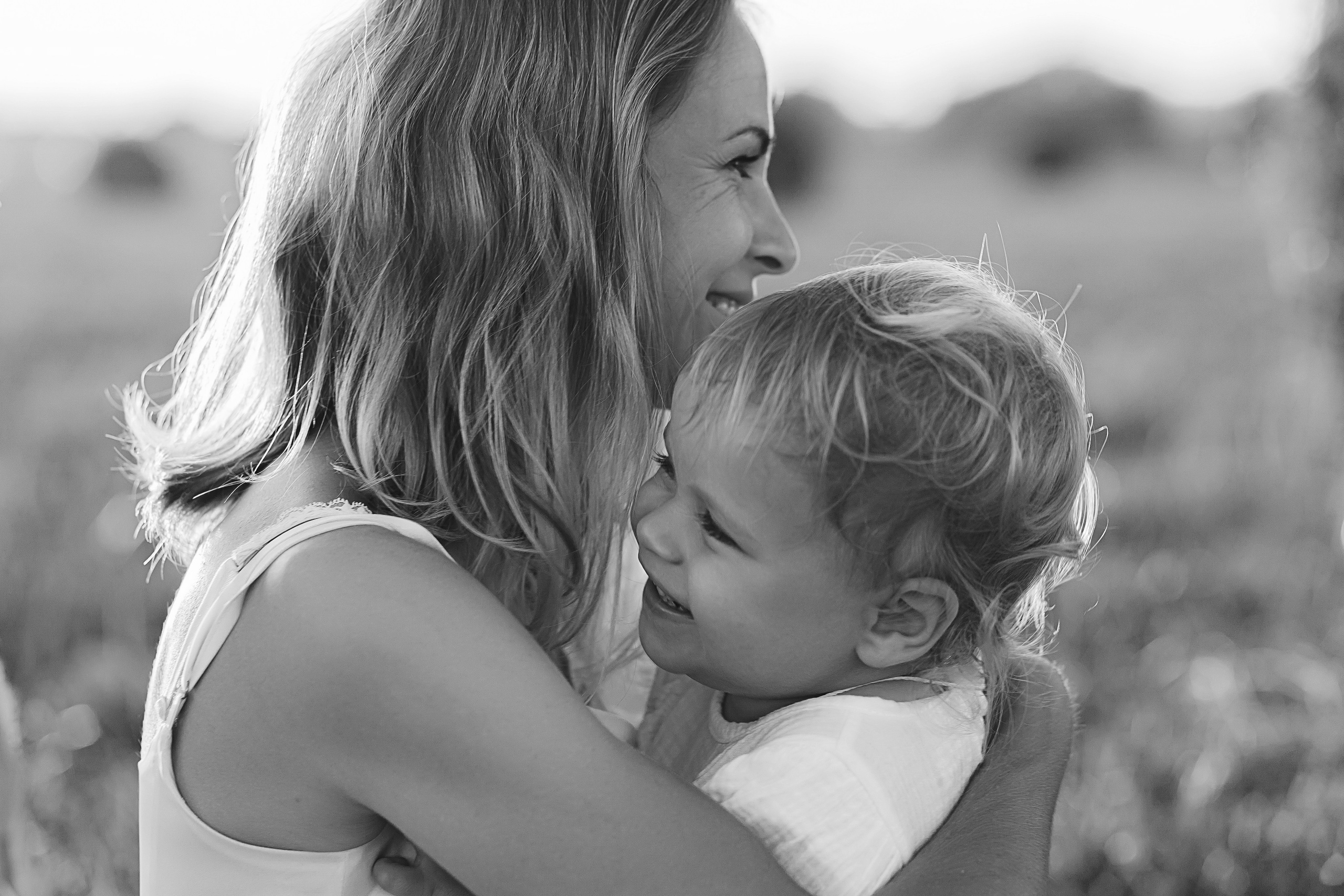 Фотосессия в поле со стогами. Семейный и женский фотограф в Москве Надежда Воробьева
