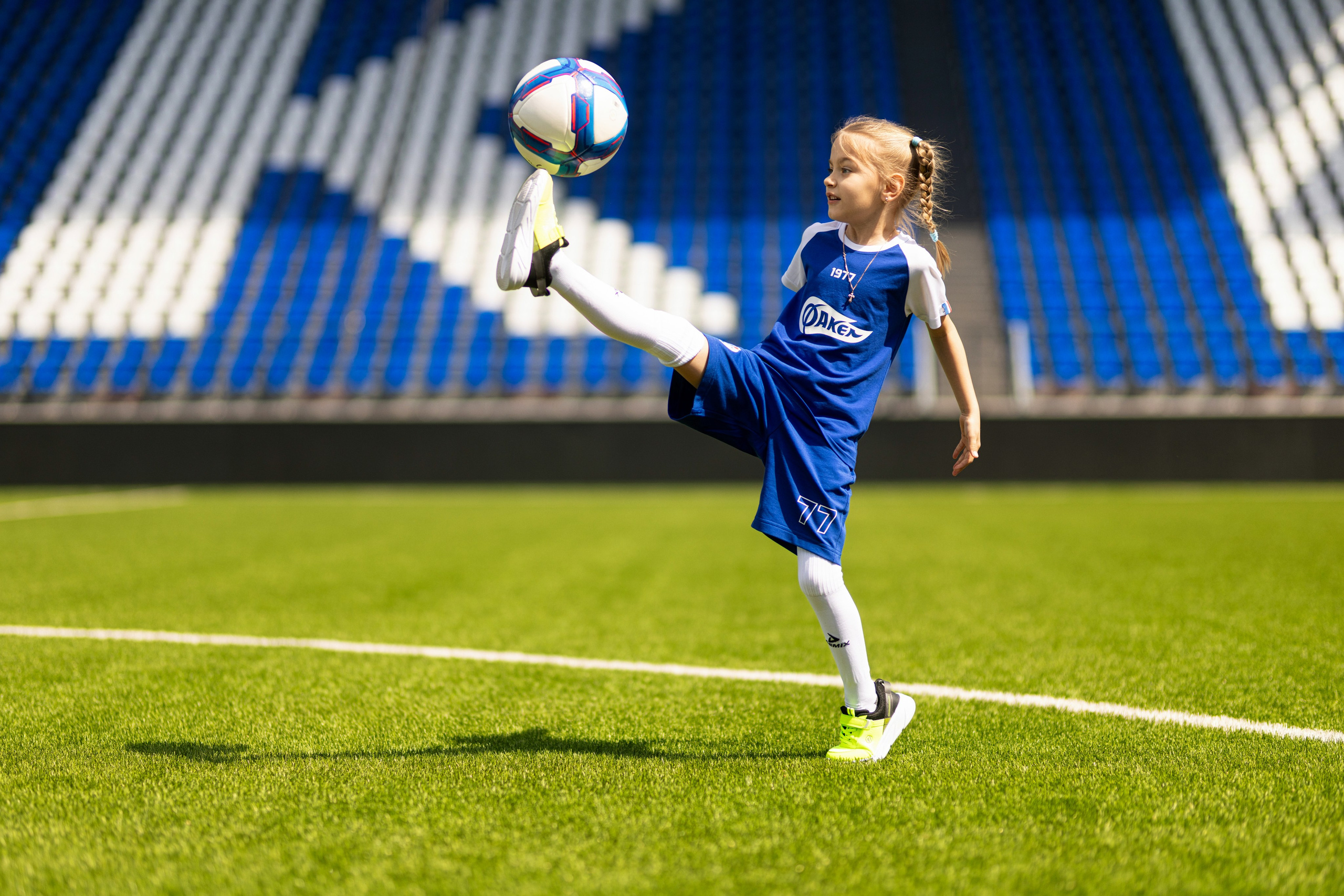 Детский портрет с Алисой на футбольном стадионе. Дмитрий Шульгин, портретный фотограф в Воронеже