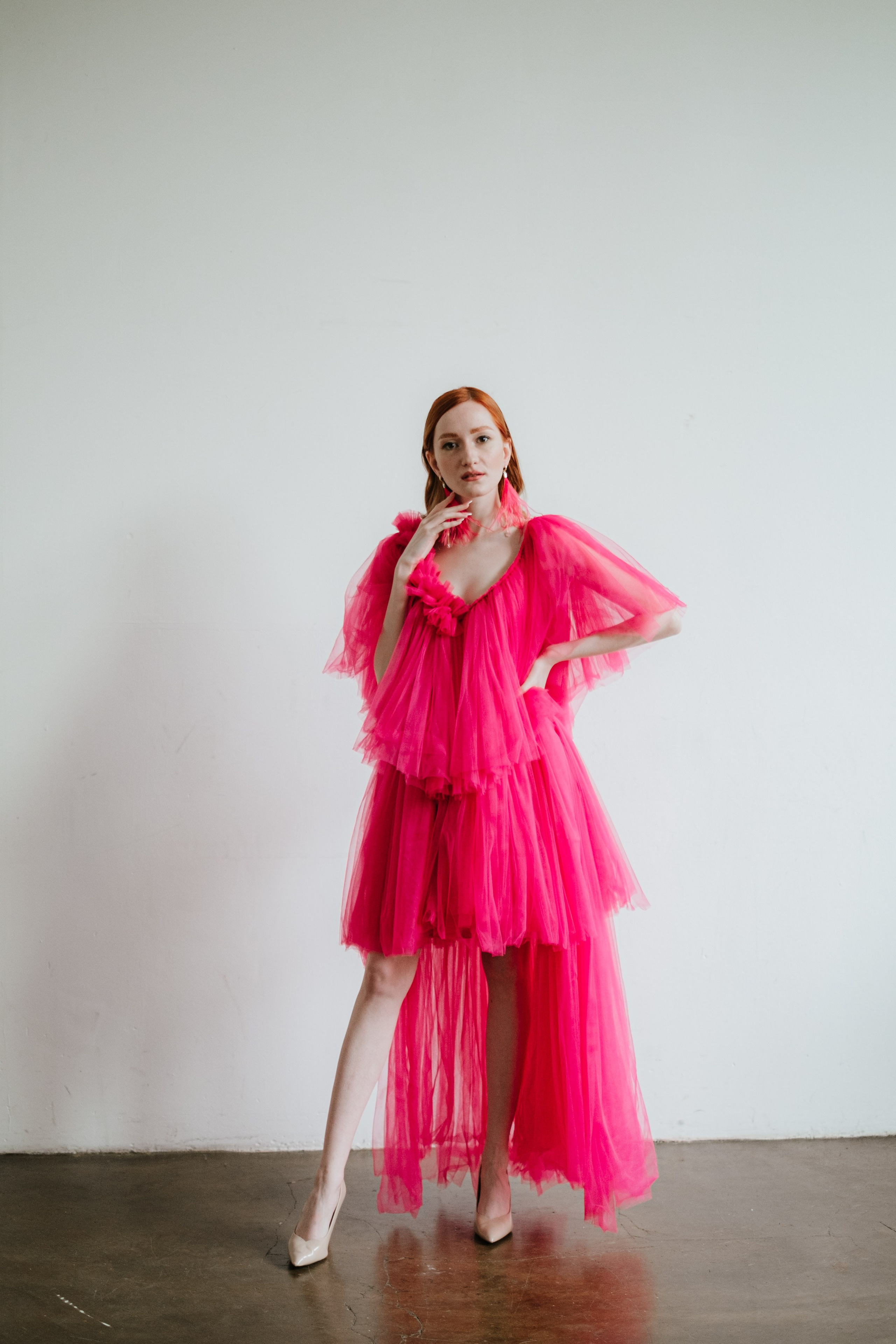 Студийная фотосессия в Москве, с красивым платьем цвета фуксии