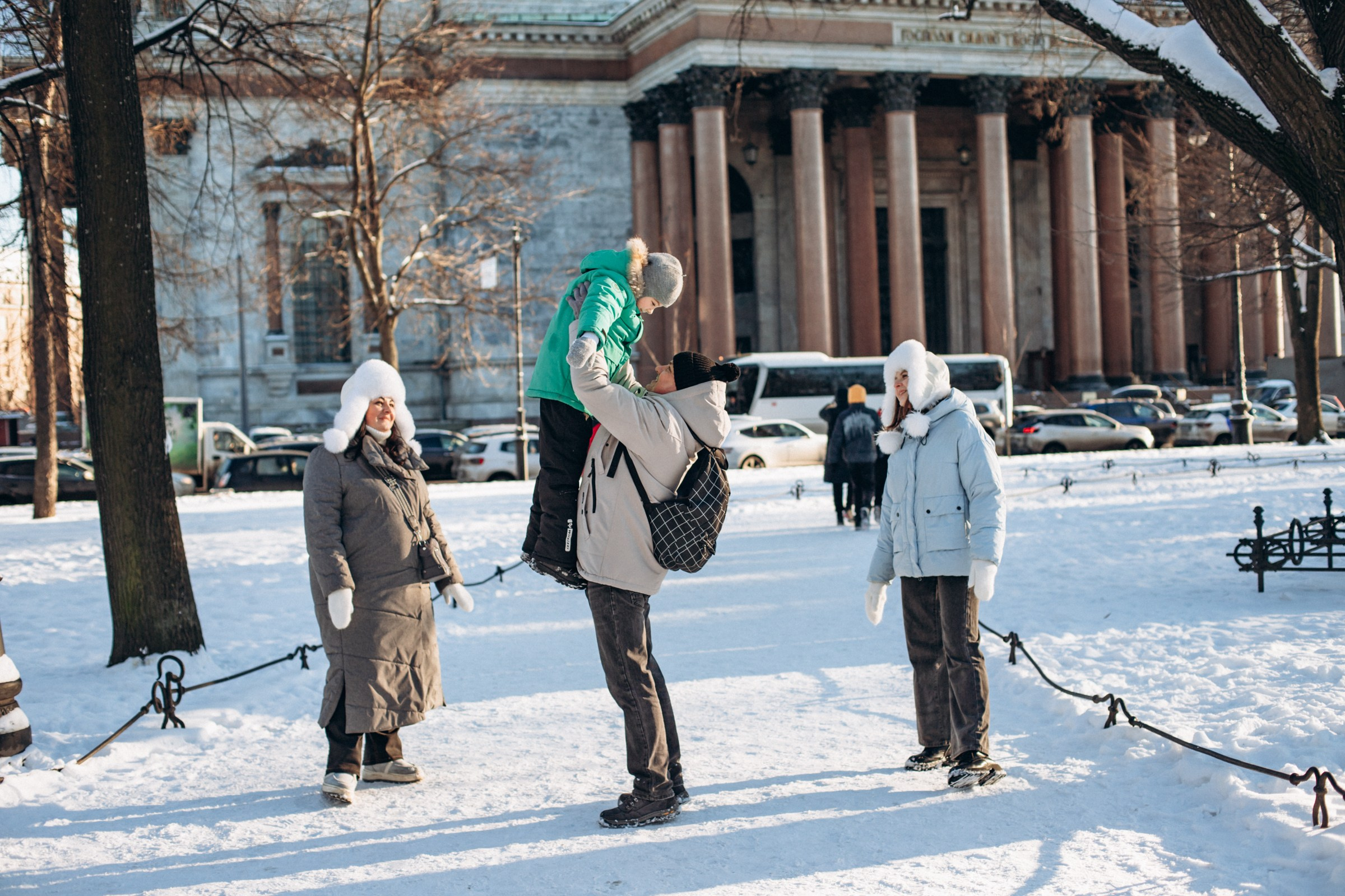 Анна с семьей в феврале. Фотопрогулка в Петербурге. Индивидуальный и семейный фотограф в Санкт-Петербурге