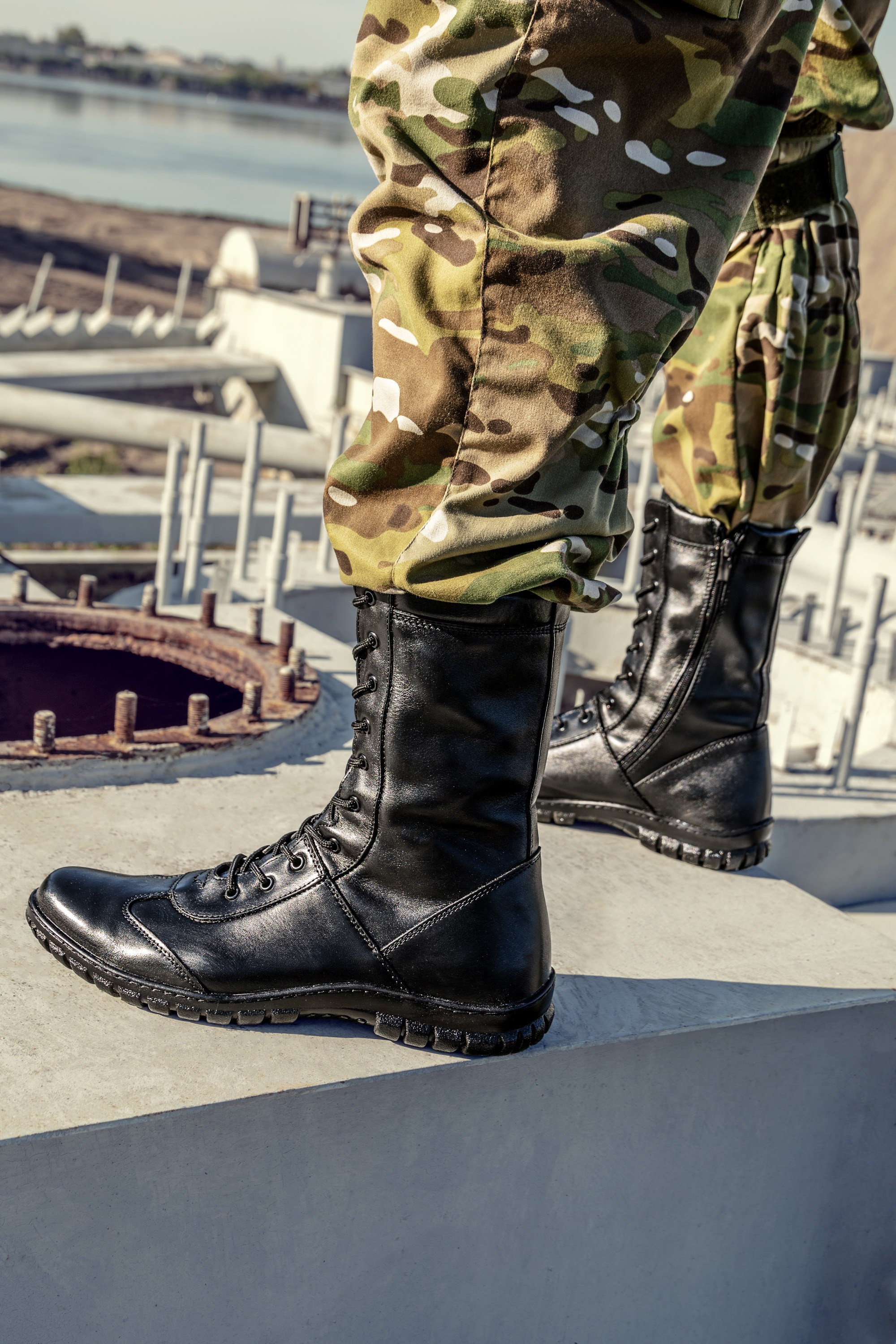 Боковой ракурс берцев на модели | Съемка для каталога