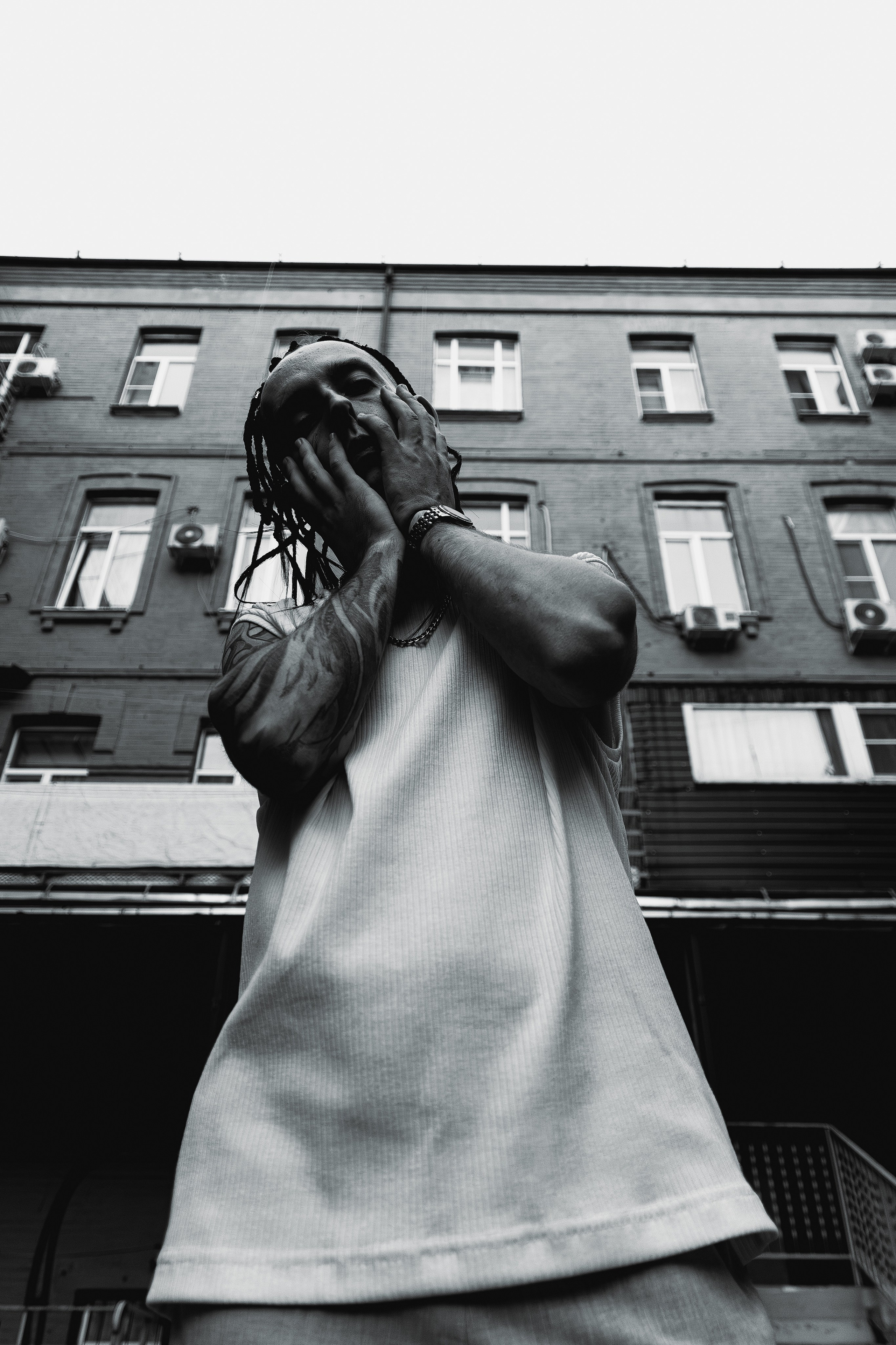 Фотосессия на улице в Ростове-на-Дону Александра. Мужской портрет в ч/б. Мужской фотограф в Ростове-на-Дону. Прогулка по красивым местам и улицам в Ростове-на-Дону. Креативный фотограф в Ростове-на-Дону LaKazaretto. Портфолио фотографа Антона Казарина фотографа в Ростове-на-Дону.