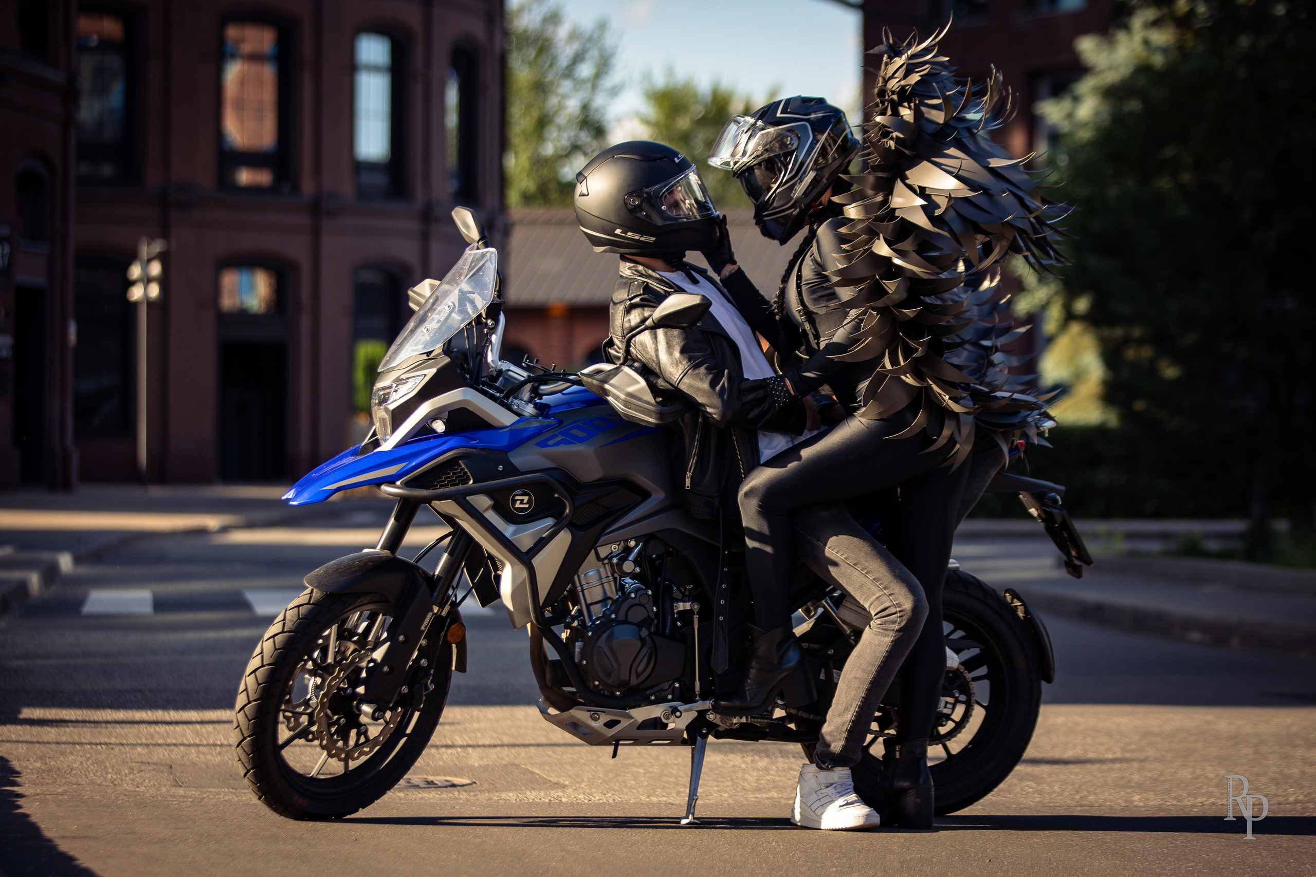 «Angel and demon». Rusty Photographer