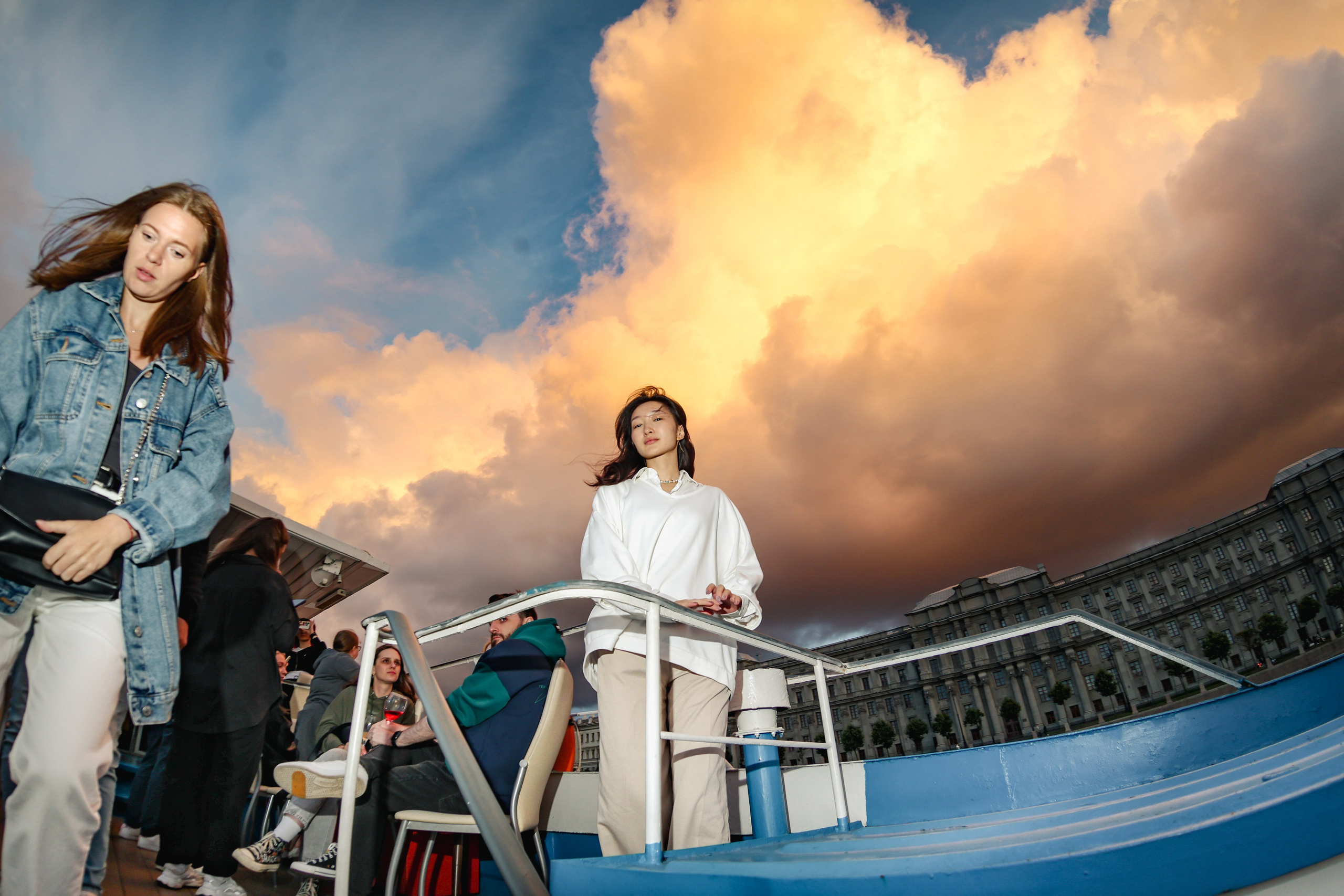 красивый закат на круизе в спб