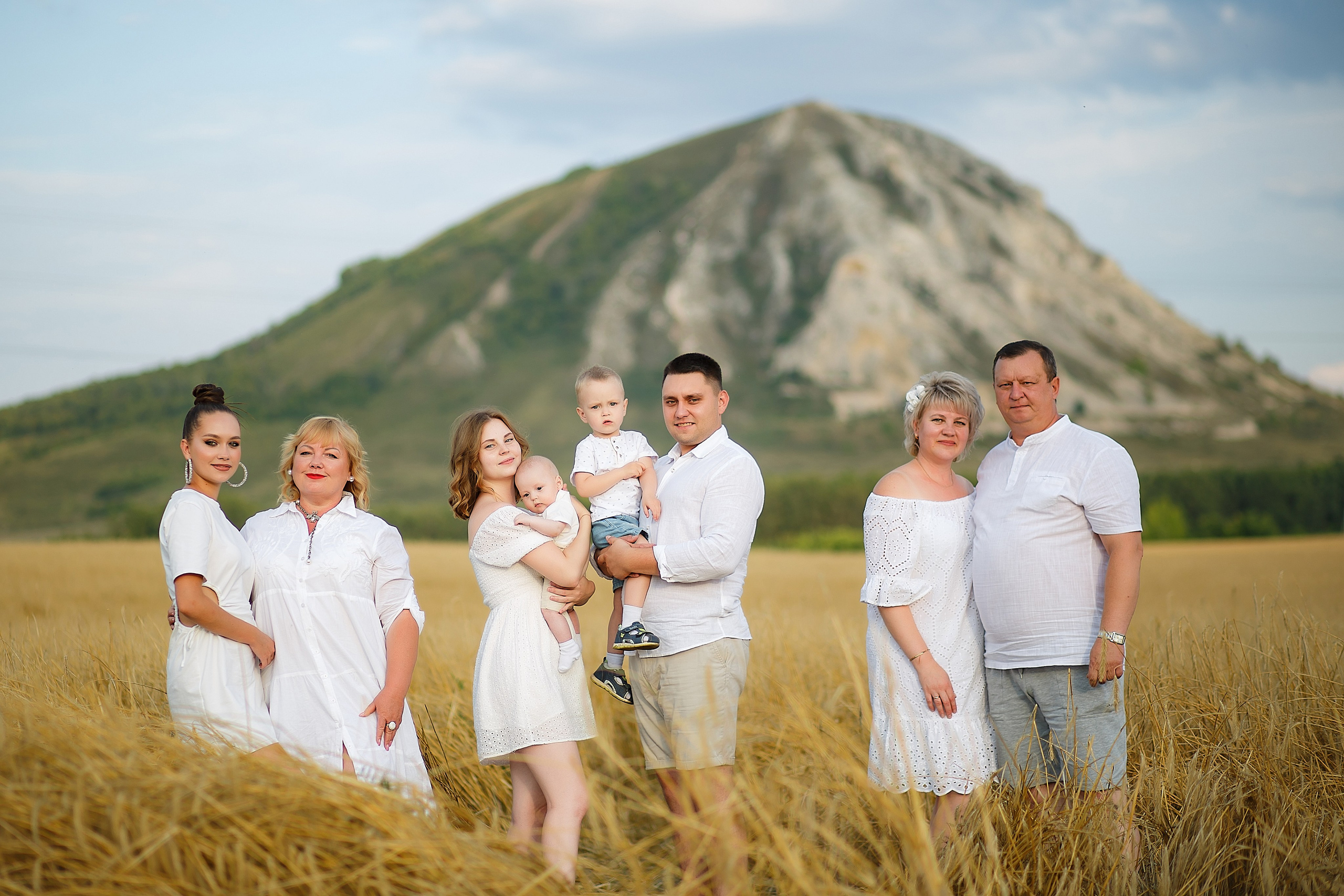 Семейная фотосессия на природе у подножия торатау. Семейный и детский фотограф в Стерлитамаке Разина Рахмангулова