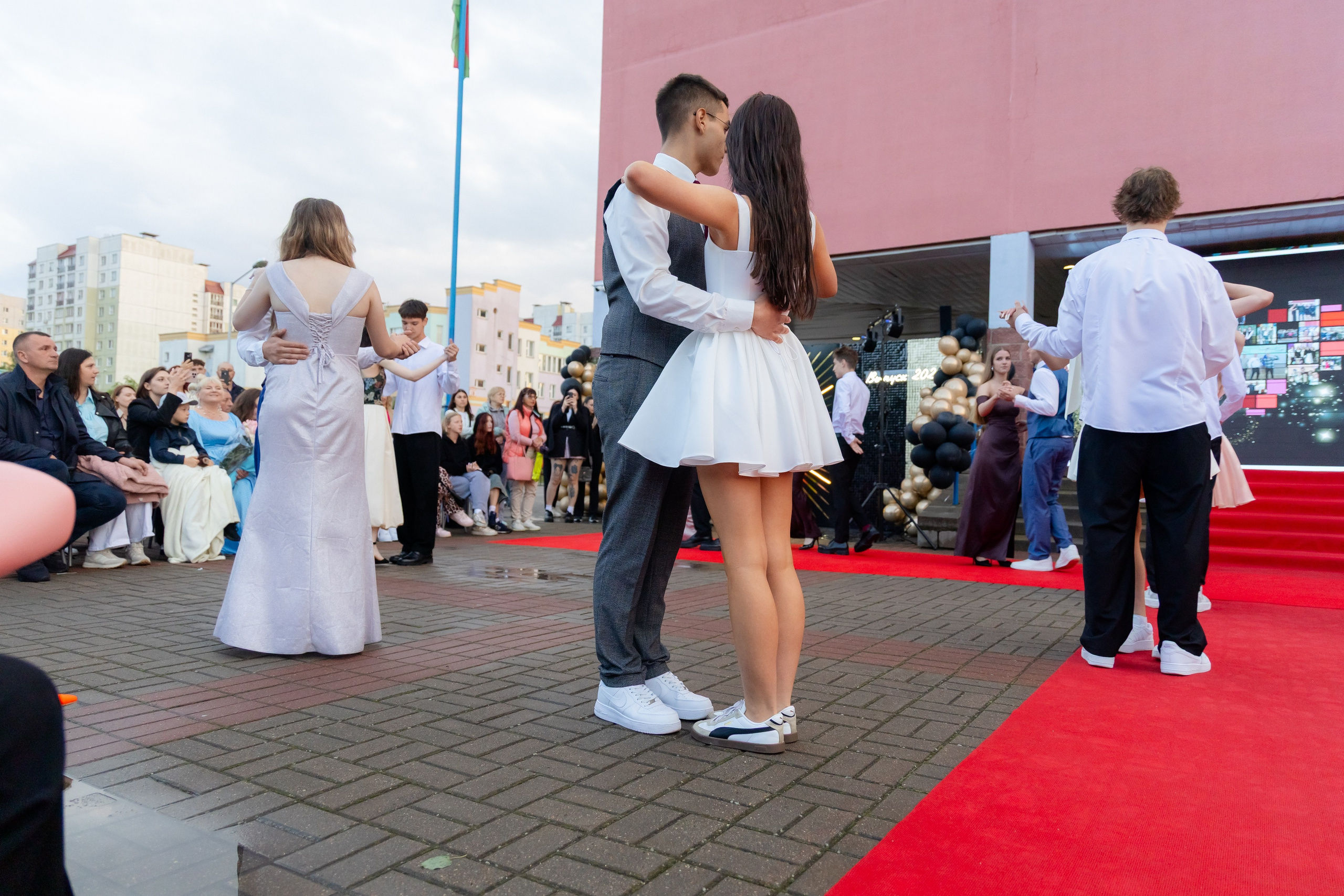 Школьный выпускной 2025 год в Минске, Беларуси. Свадебный фотограф в Минске/Беларуси Сергей Спиридонов