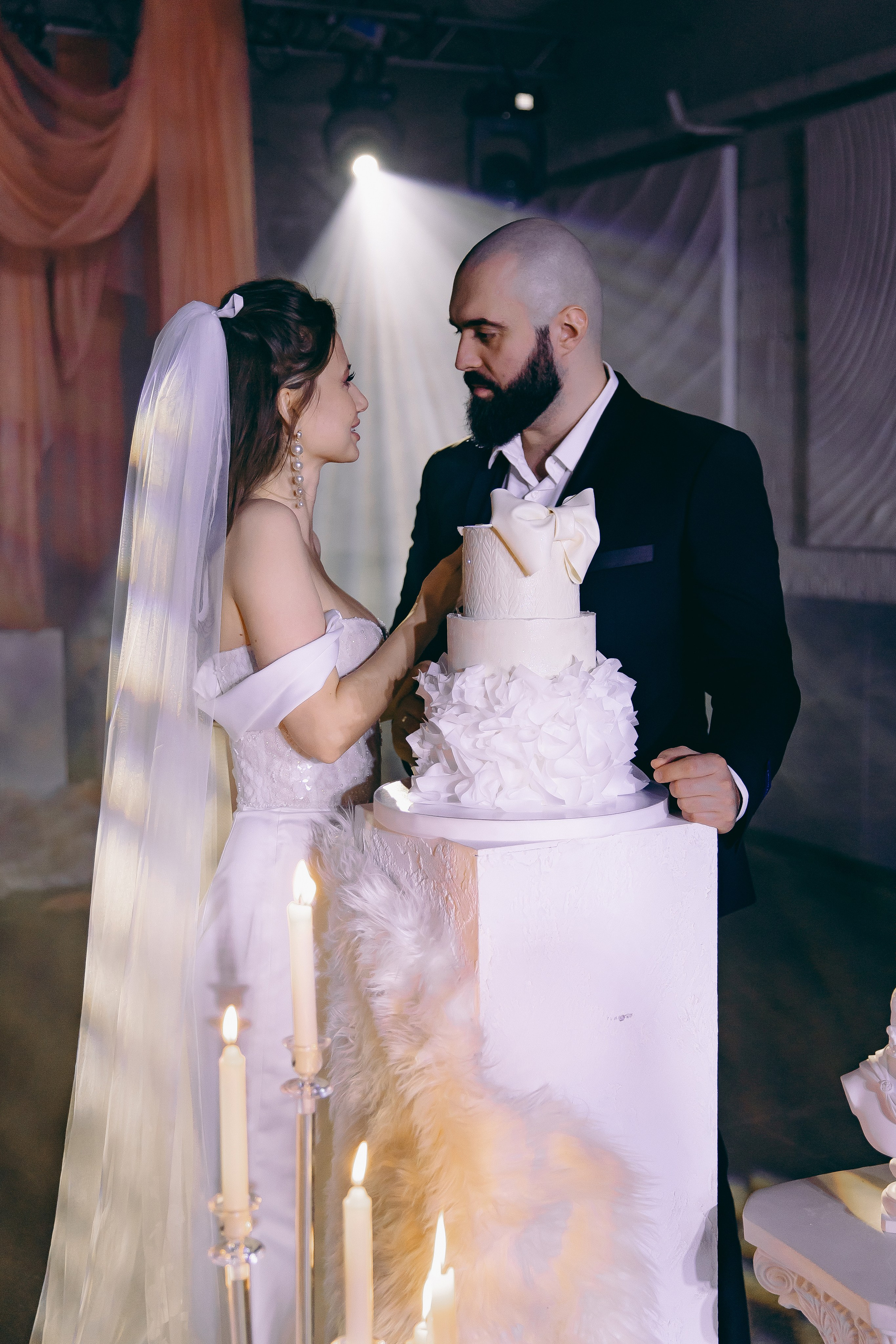 История торта Олеси и Владимира. Свадебный и семейный фотограф в Рязани Саша Крутых