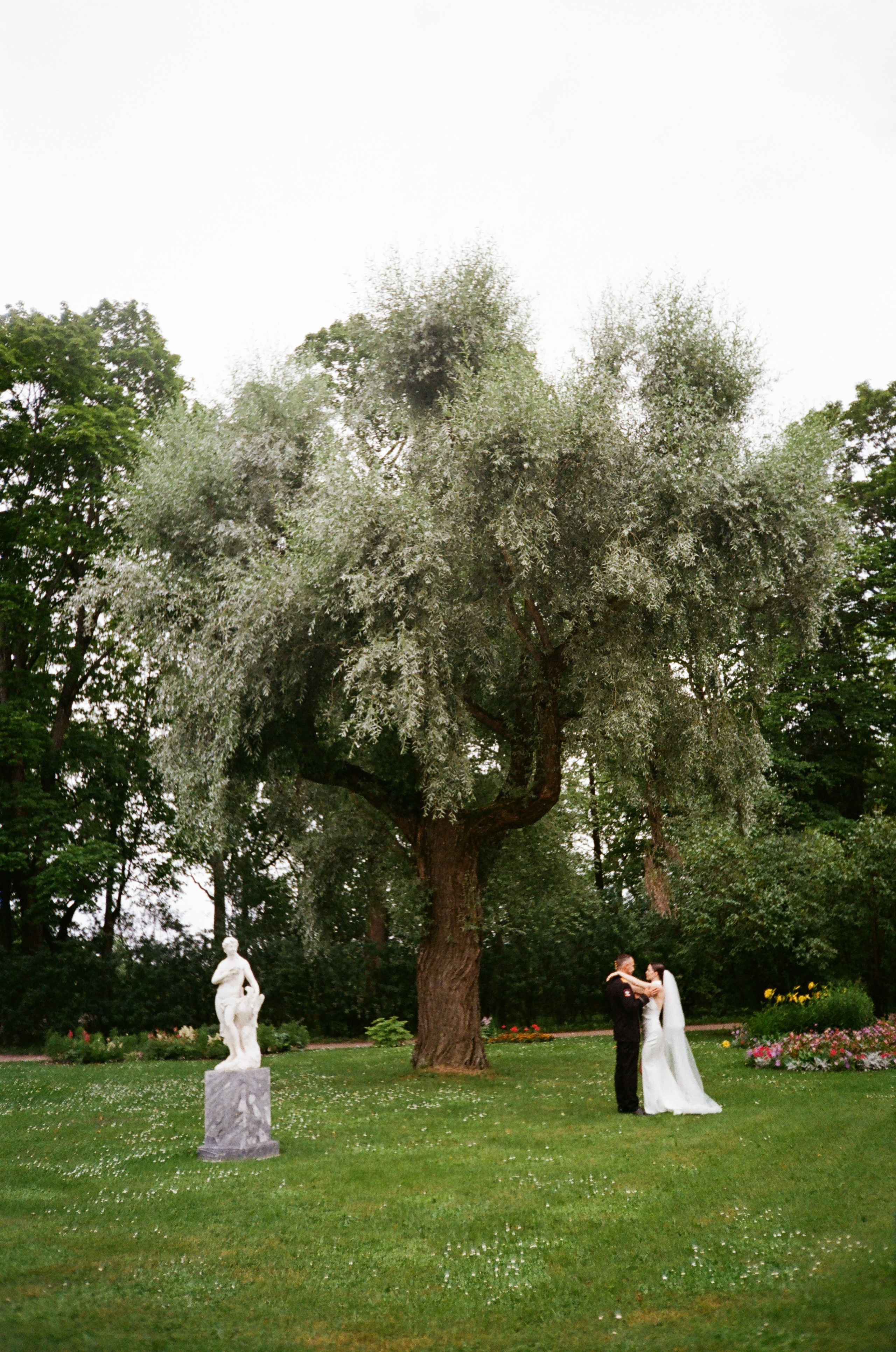 Свадебная фотосессия на пленку. Сестры Карабаза. Фотографы и ретушеры в Москве и Санкт-Петербурге