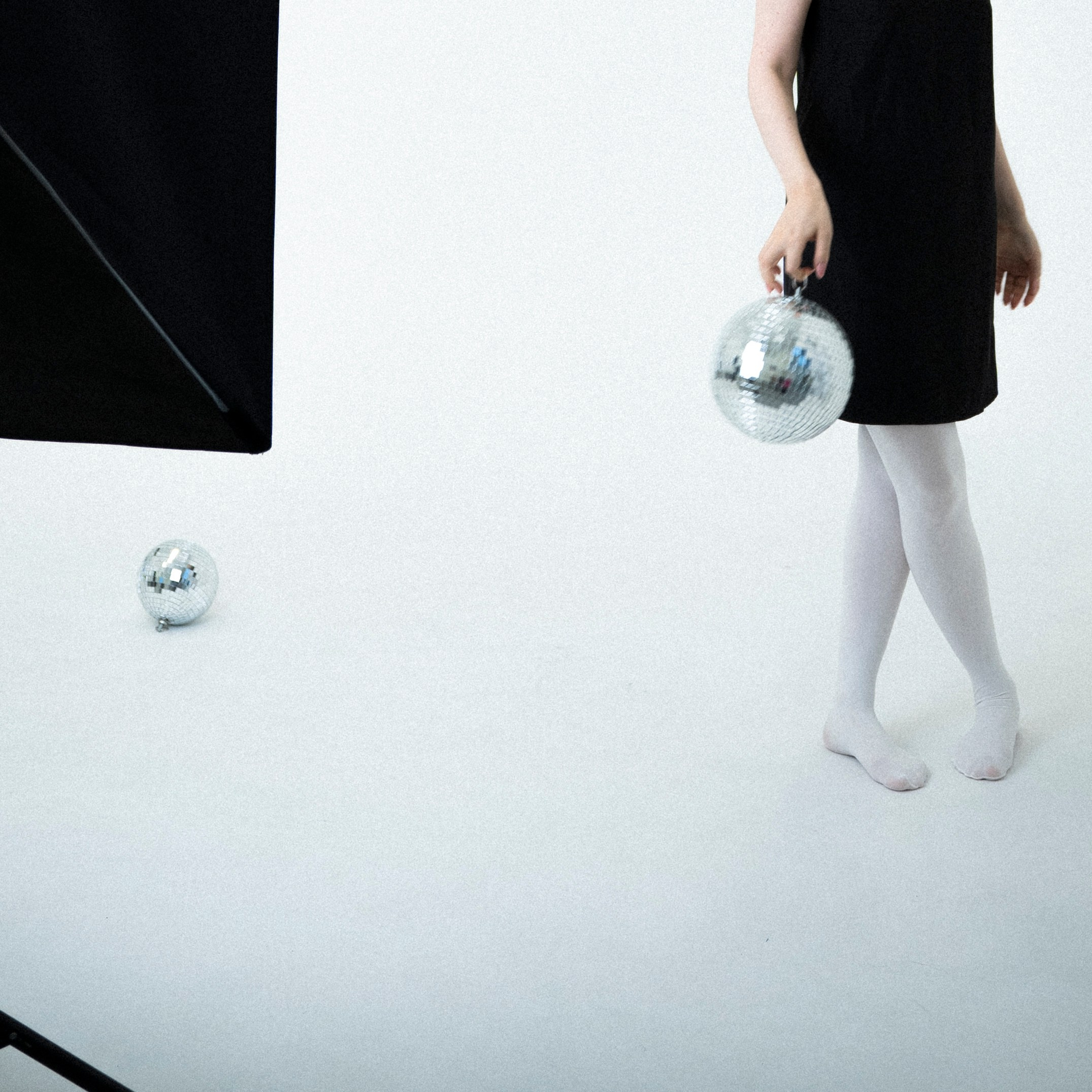 ДЕВОЧКА НА ШАРЕ. Главная