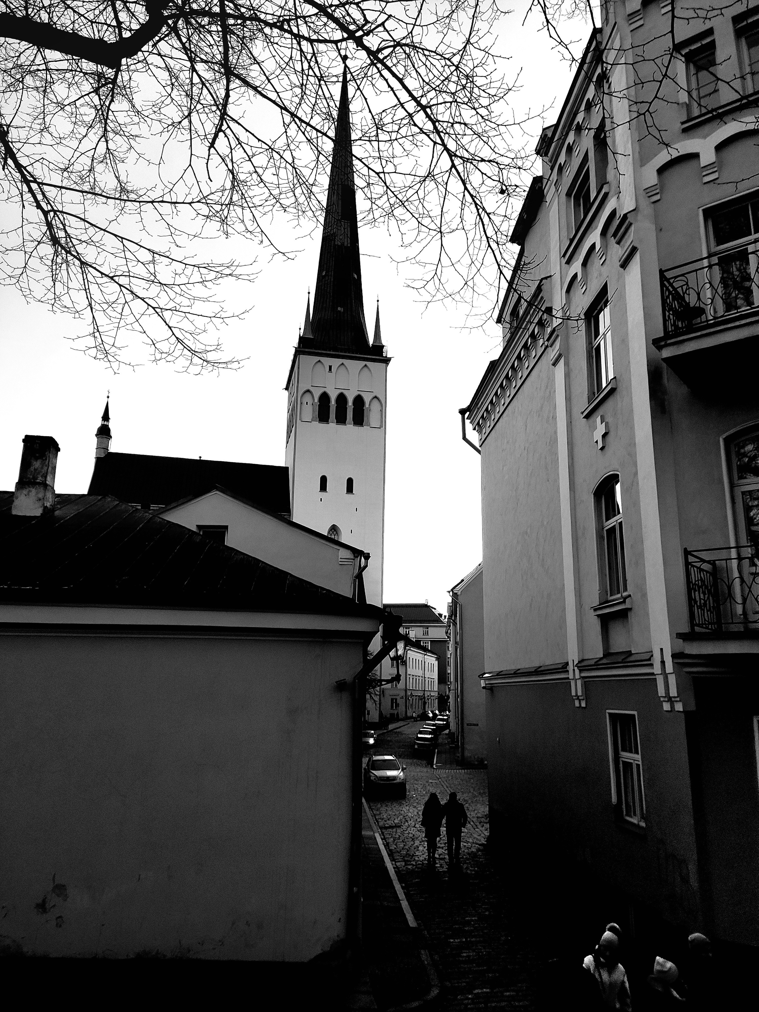 Но особую магию, породившую любовь на долгие годы, произвел орган. В Олевисте мы зашли почти "на бегу", в толпе какой-то экскурсионной группы. И это был первый раз, когда я, зайдя в очередную церковь, оказался в каком-то другом измерении. Играл орган, начиналась служба. И музыка зачаровала. Много раз я слушал органы, но то, первое исполнение - запало в душу