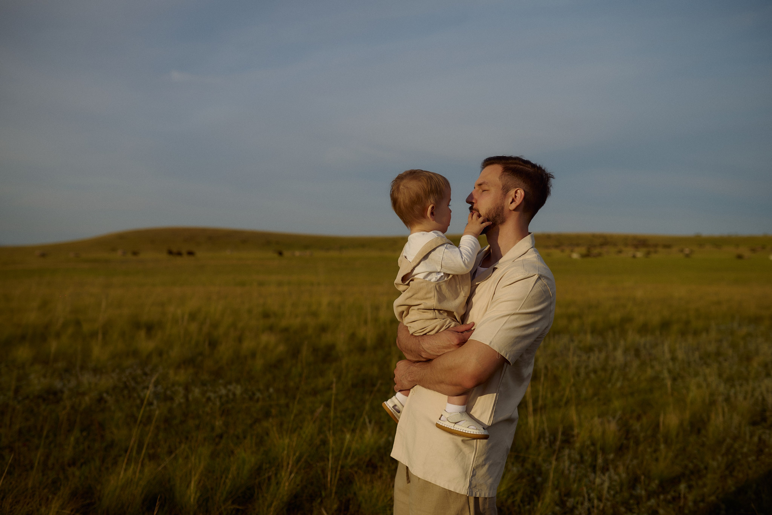Шамиль, Аня и Марс в поле с барашками. Семейный и свадебный lifestyle-фотограф в Москве Мария Петрова