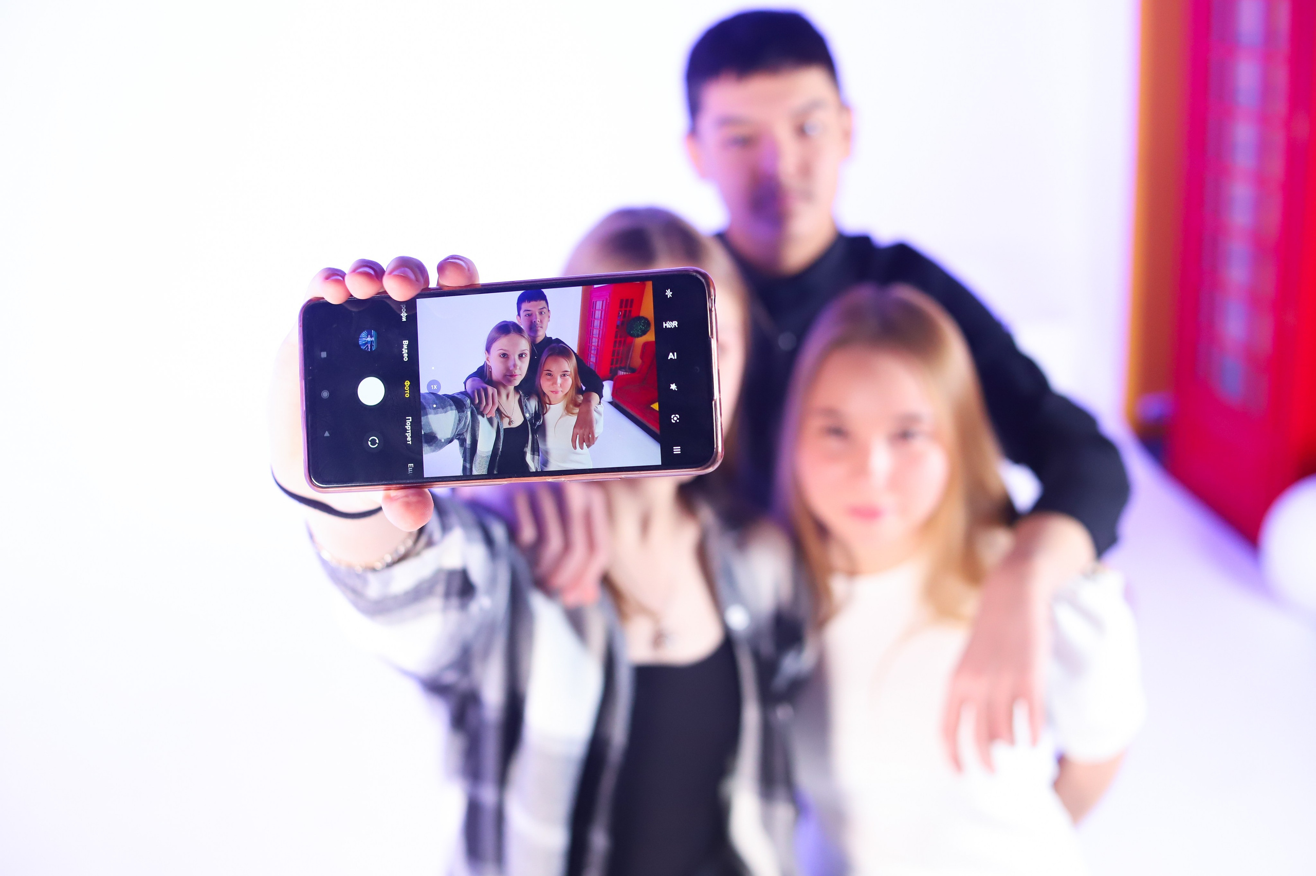 9 Класс в студии с неоном и белой циклорамой. Фотограф в Сургуте Брызгунова Анастасия