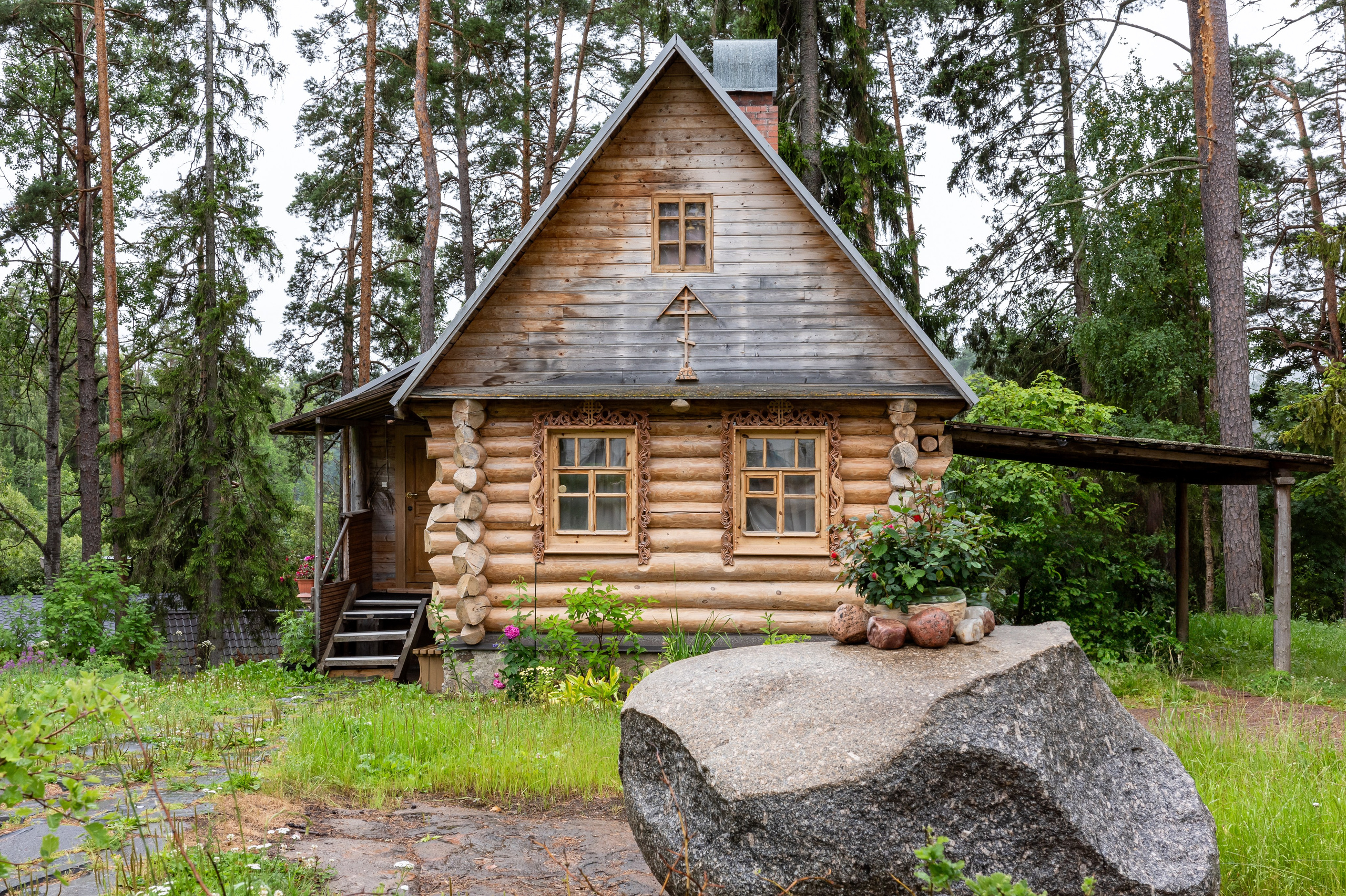 Камень в форме головы змеи на Валааме