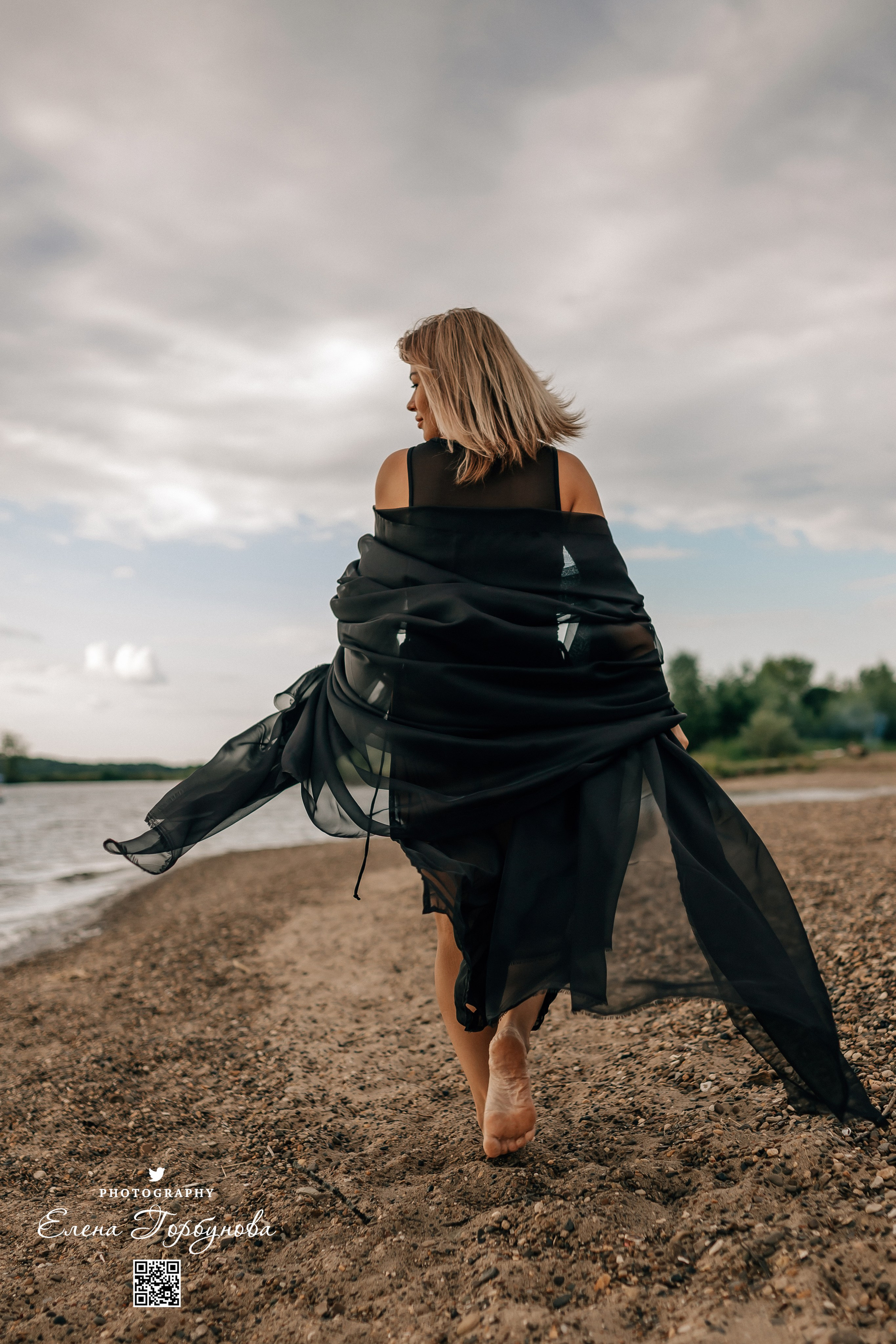Черная серия с тканью. Набережная. Александра и Таисия. Июль 2025 г. Фотограф Пермь. Свадьбы. Семья и дети, школа, д. сад. Фотокниги
