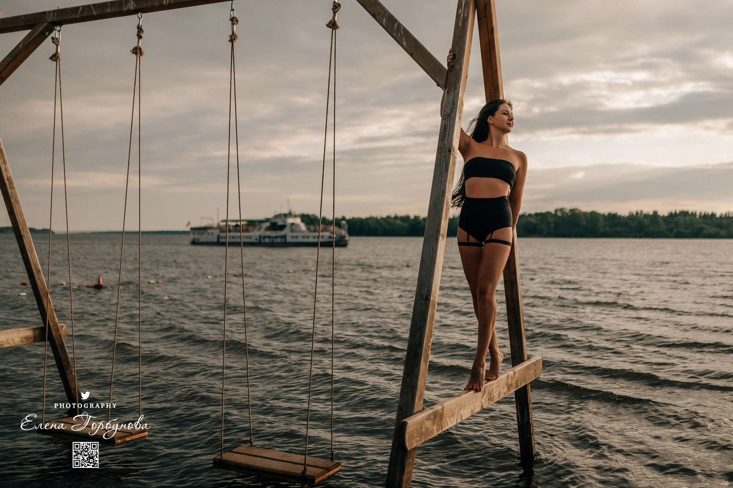 Черная серия с тканью. Набережная. Александра и Таисия. Июль 2025 г. Фотограф Пермь. Свадьбы. Семья и дети, школа, д. сад. Фотокниги