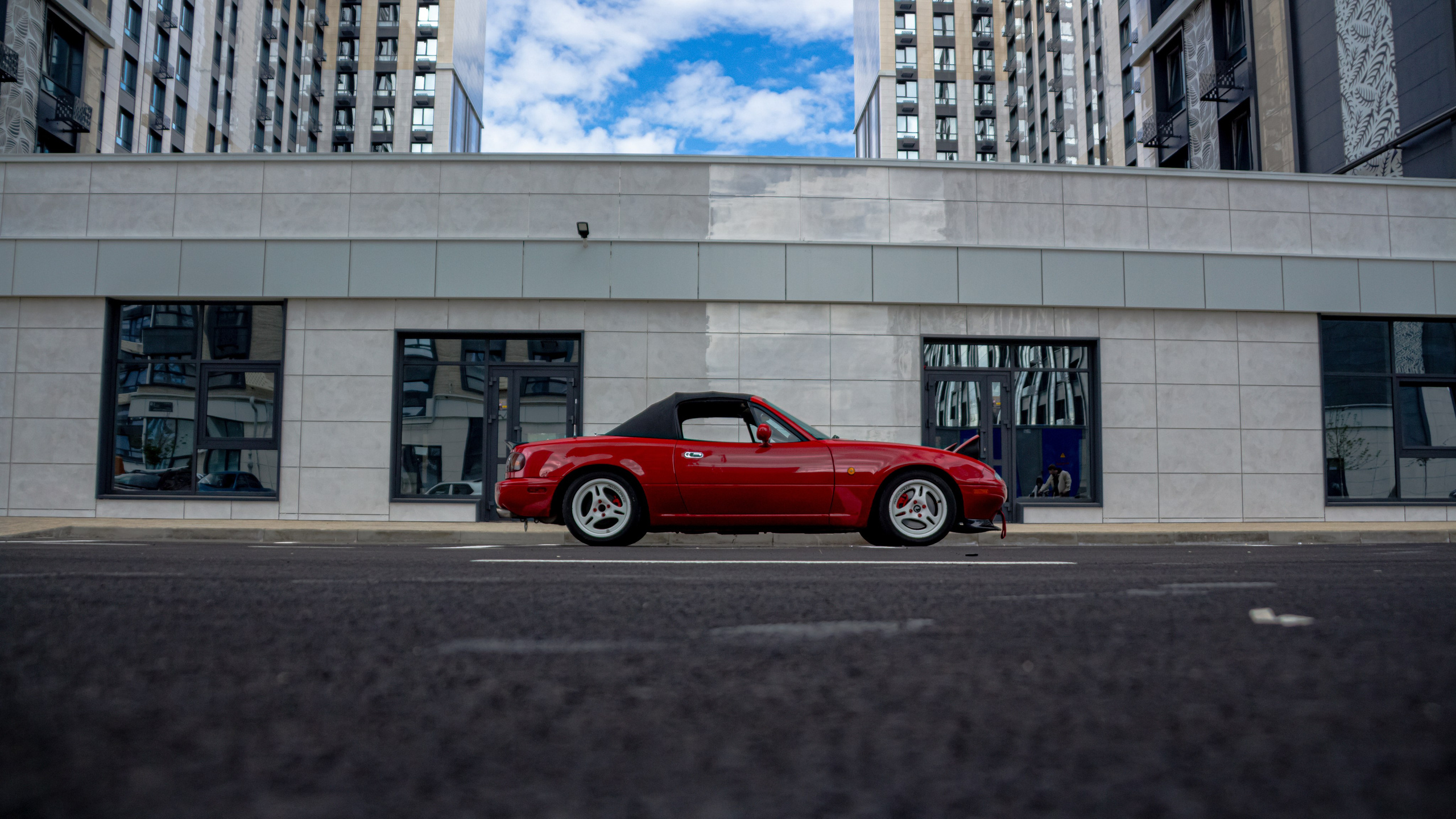 Фото Mazda MX-5 Miata (Eunos Roadster) NA: красный родстер