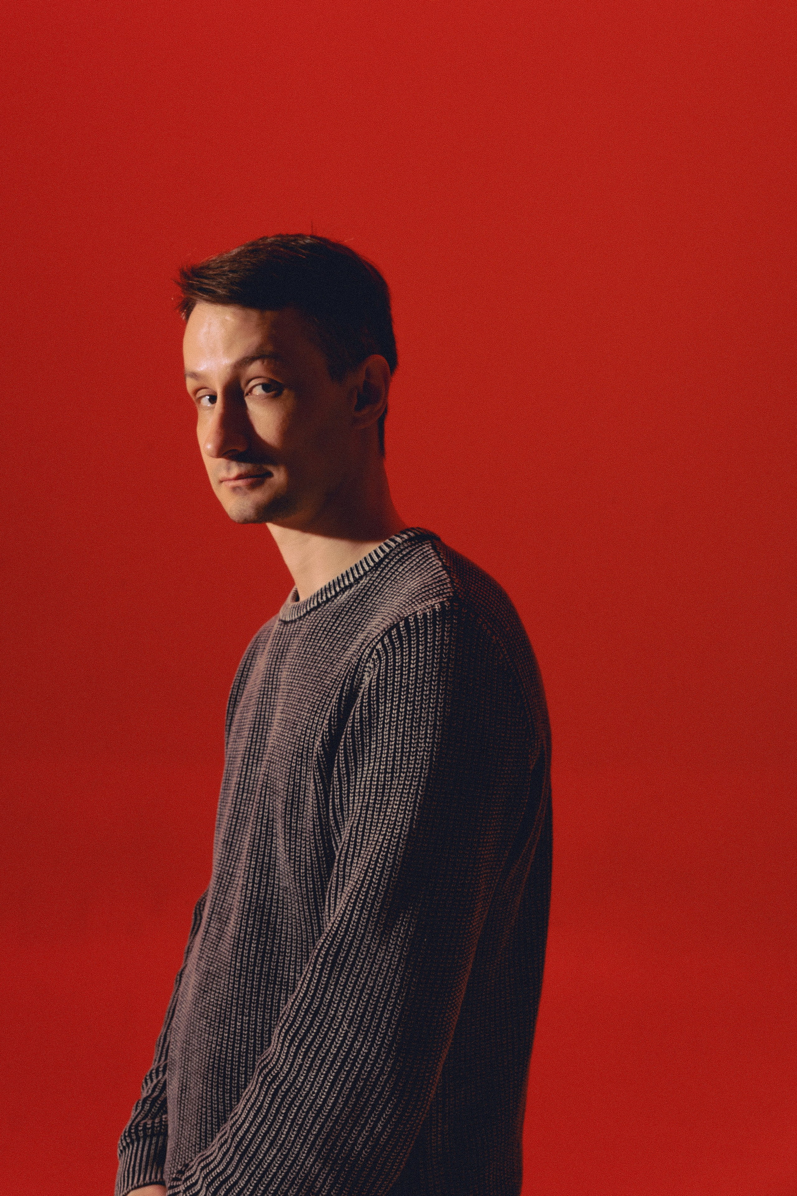 фотосессия мужчины в студии с красным ргб светом