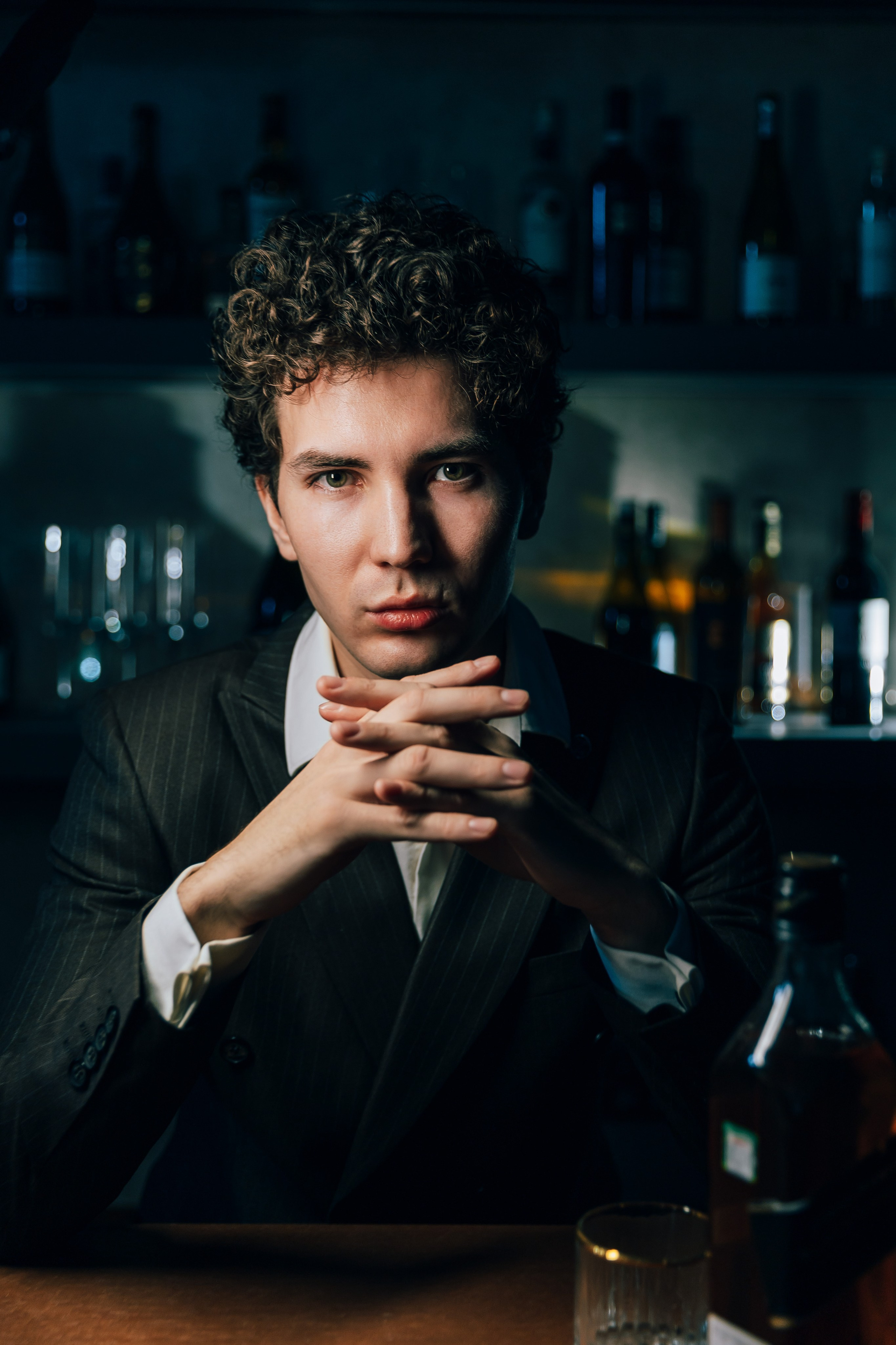 портрет мужчины в баре, портрет жениха с бокалом, свадебный фотограф Казань, фотограф на свадьбу, аксессуары жениха, свадебные бабочки, запонки жениха