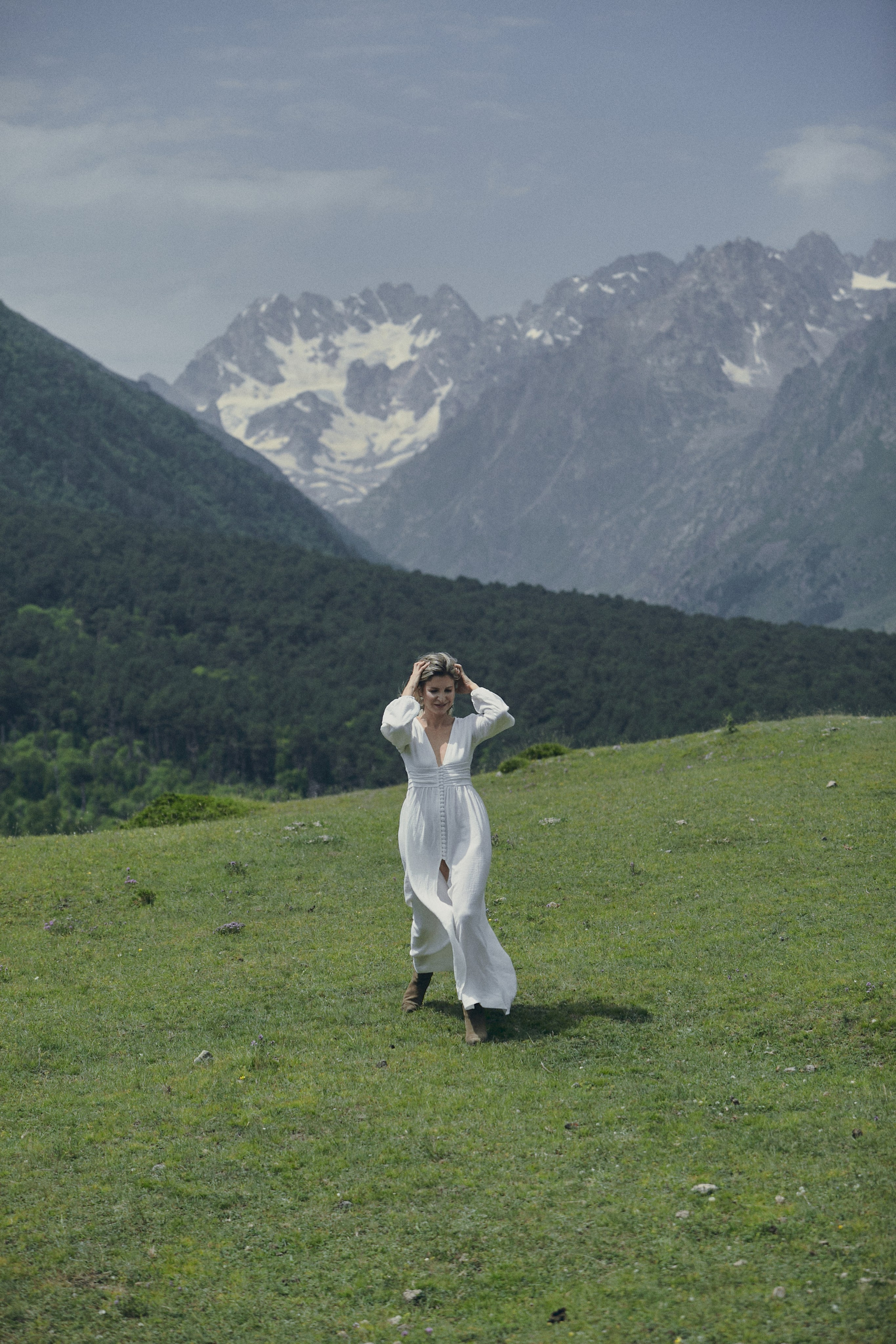 Фотосессия у водопада в Кабардино-Балкарии. Фотограф Продюсер в горах КБР / Москва  Нальчик Горы