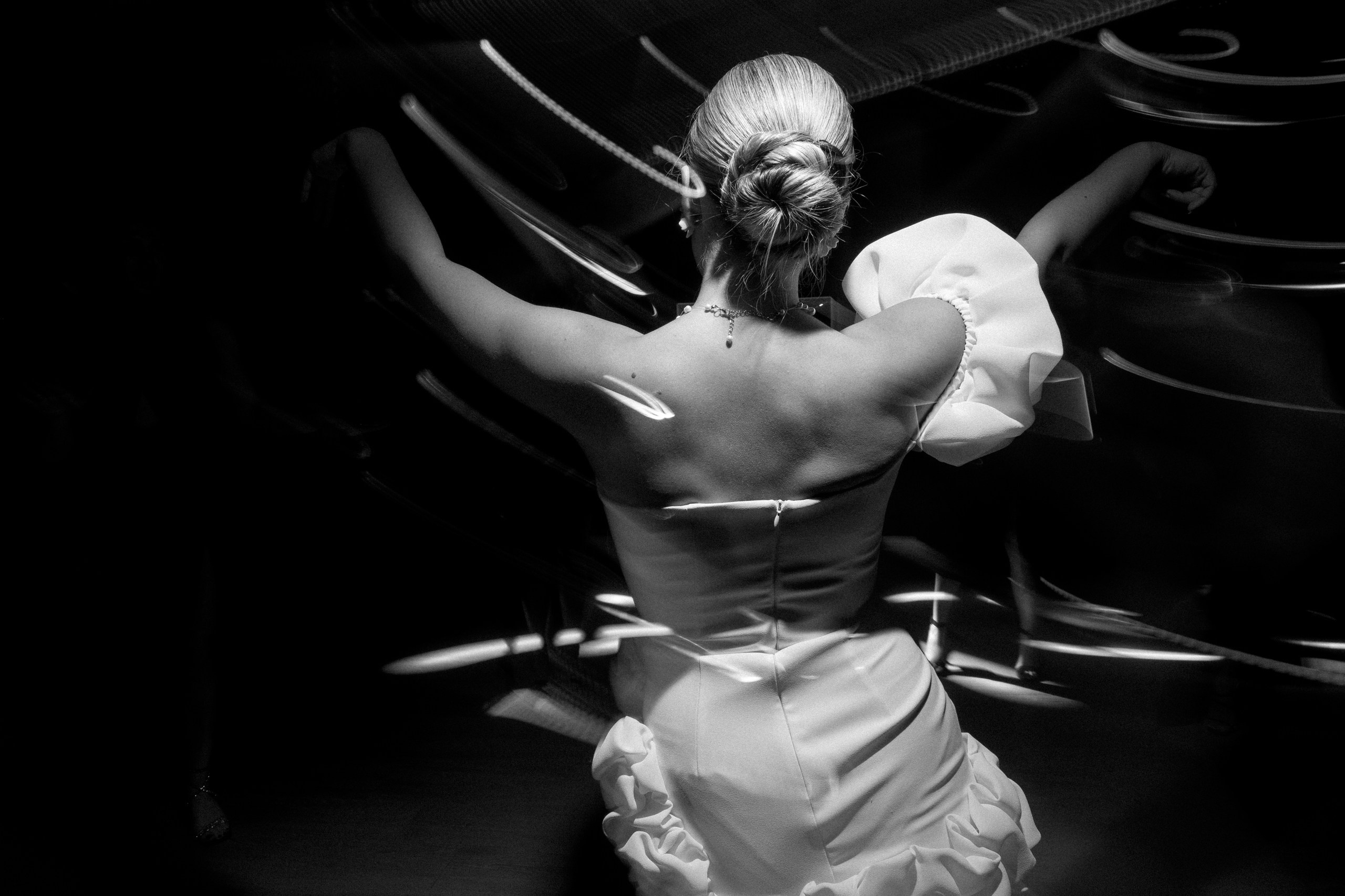 Здравствуйте! Я свадебный фотограф из Ульяновска, работаю в том числе по всей России и с выездом за границу. Снимаю свадьбы, lovestory, корпоративы, светский репортаж. Провожу обучение по фотографии, мастер-классы и воркшопы для других фотографов.